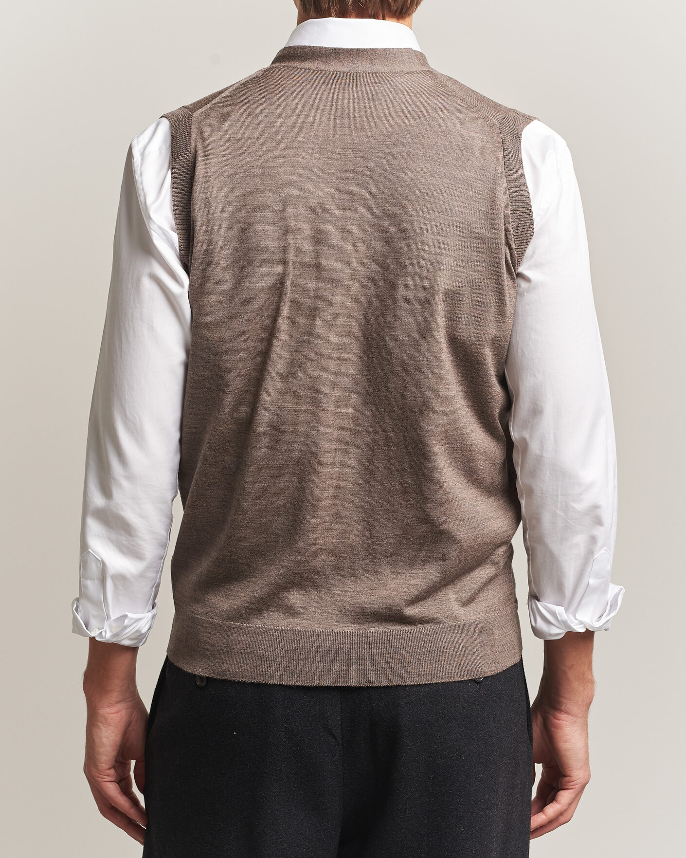 Uomini | Maglieria | John Smedley | Bolton Extra Fine Merino Waistcoat Mushroom Brown