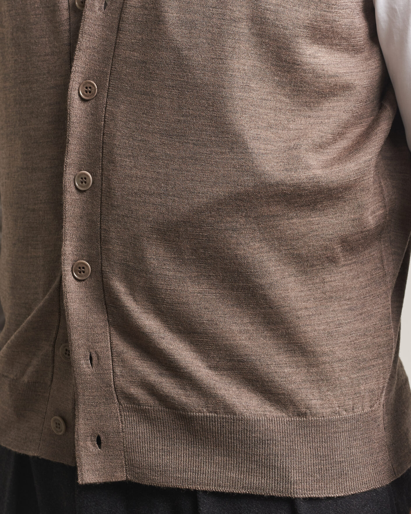 Uomini | Maglieria | John Smedley | Bolton Extra Fine Merino Waistcoat Mushroom Brown