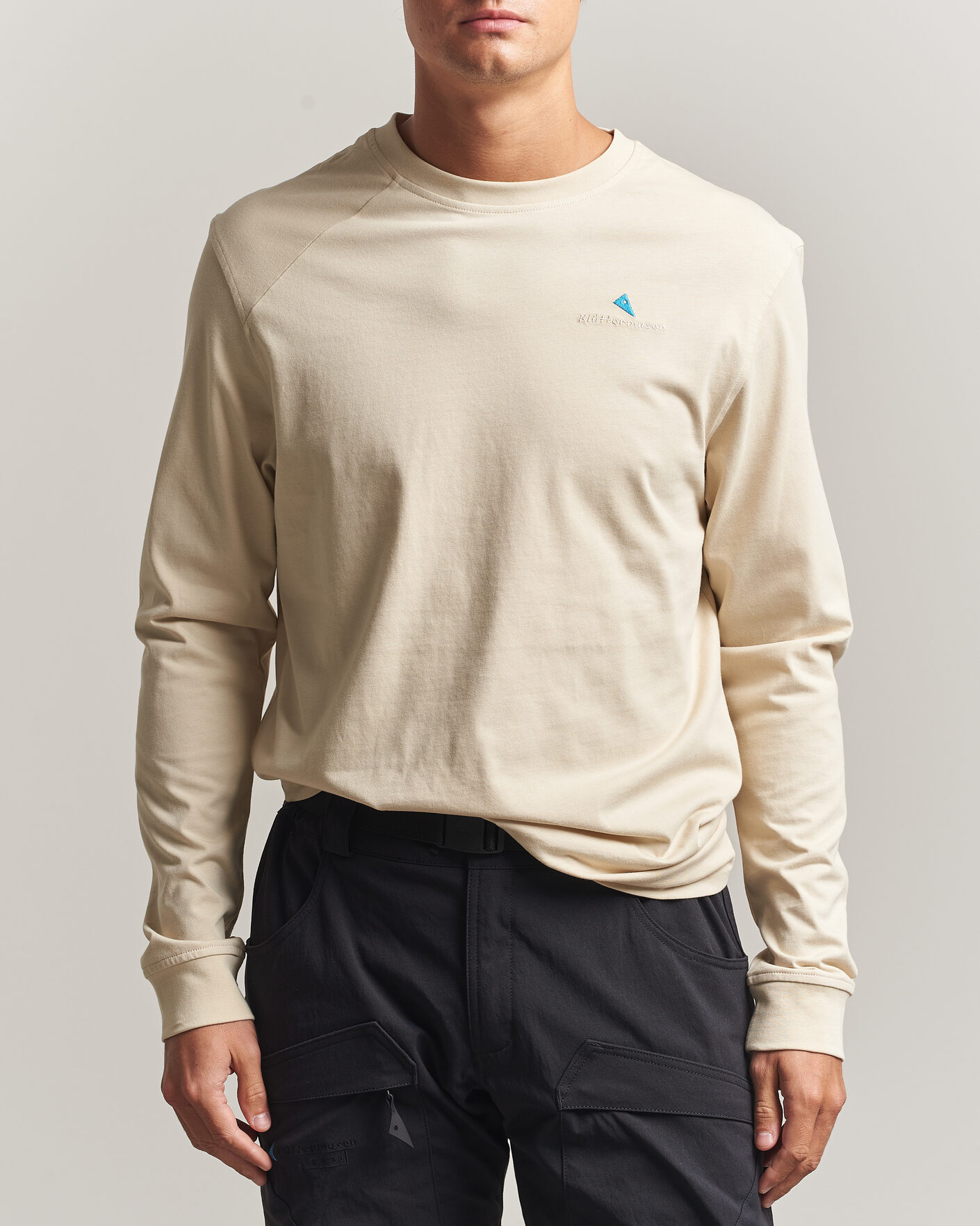 Uomini | T-shirt | Klättermusen | Root Long Sleeve Logo T-Shirt Clay