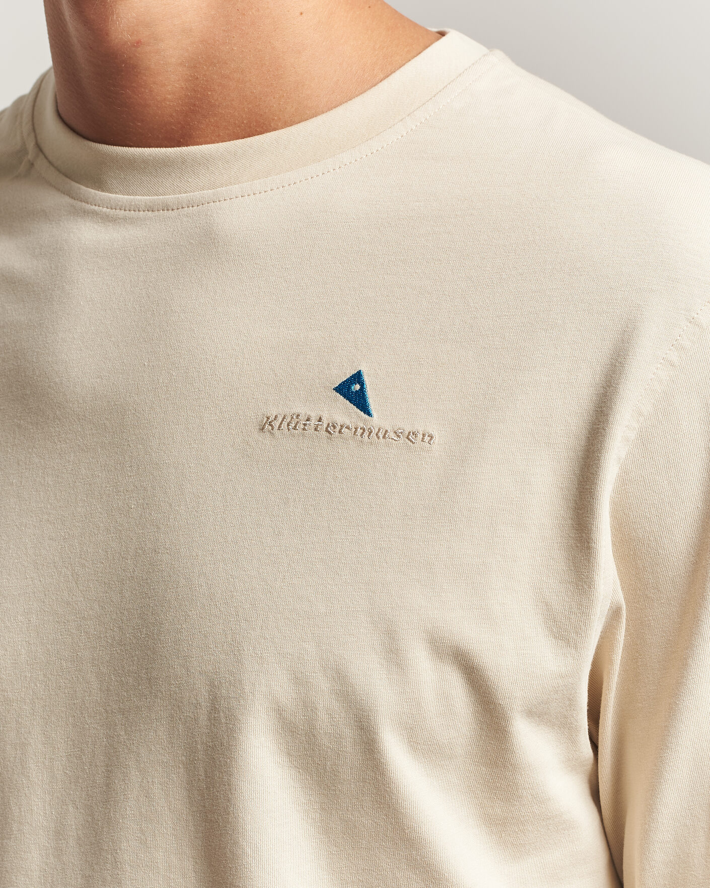 Uomini | T-shirt | Klättermusen | Root Long Sleeve Logo T-Shirt Clay