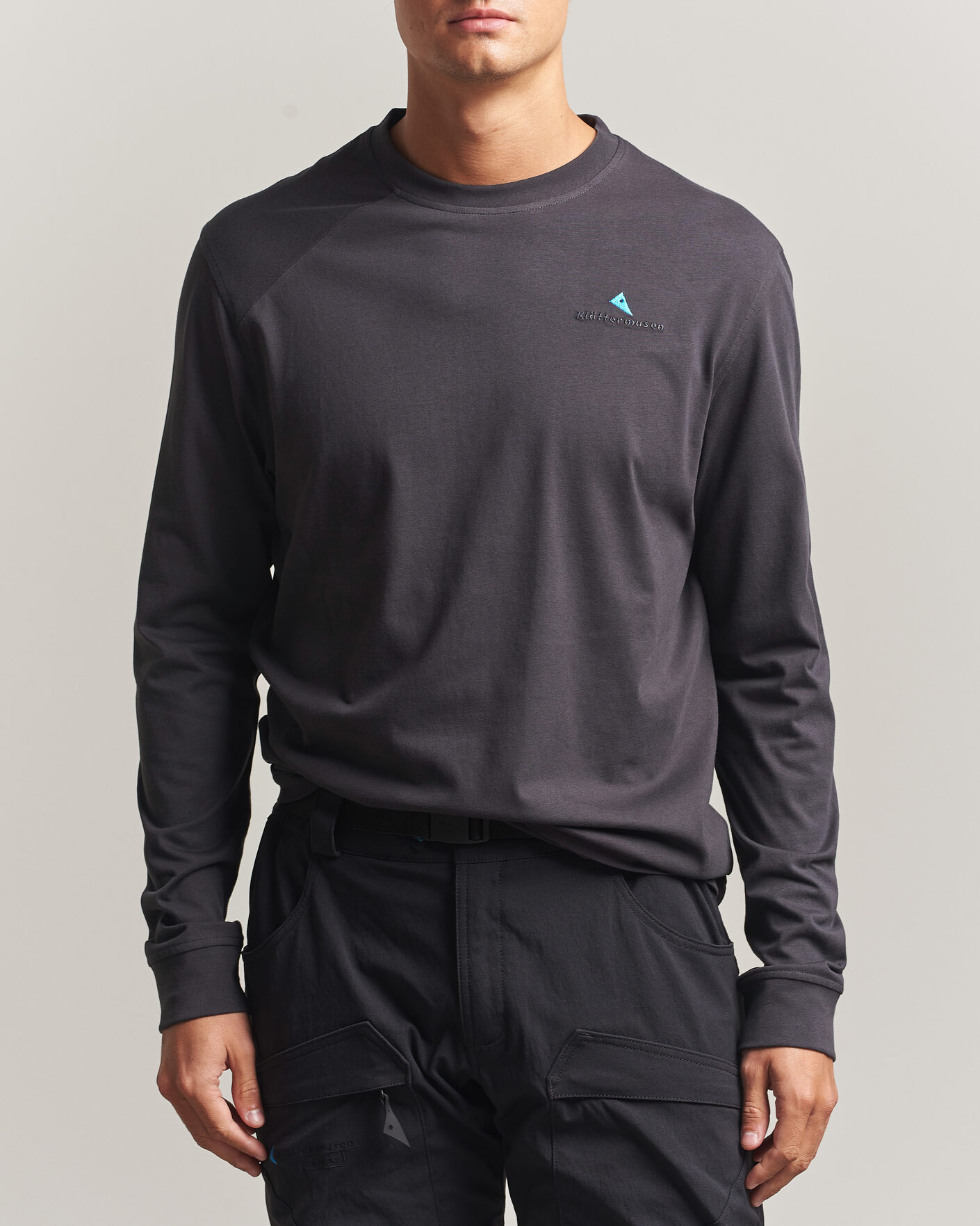 Uomini | T-shirt | Klättermusen | Root Long Sleeve Logo T-Shirt Raven