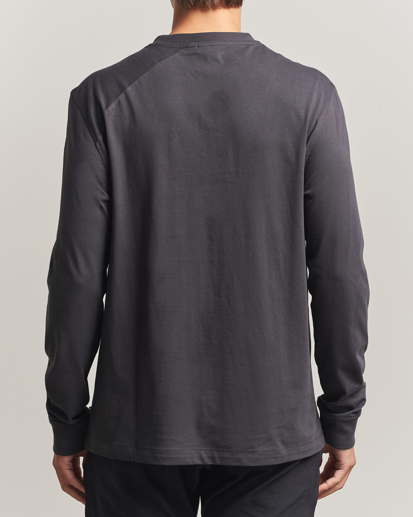 Uomini | T-shirt | Klättermusen | Root Long Sleeve Logo T-Shirt Raven
