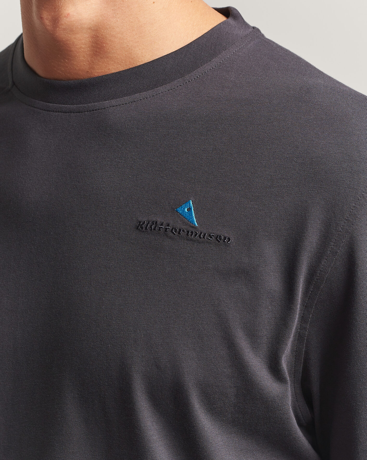 Uomini | T-shirt | Klättermusen | Root Long Sleeve Logo T-Shirt Raven