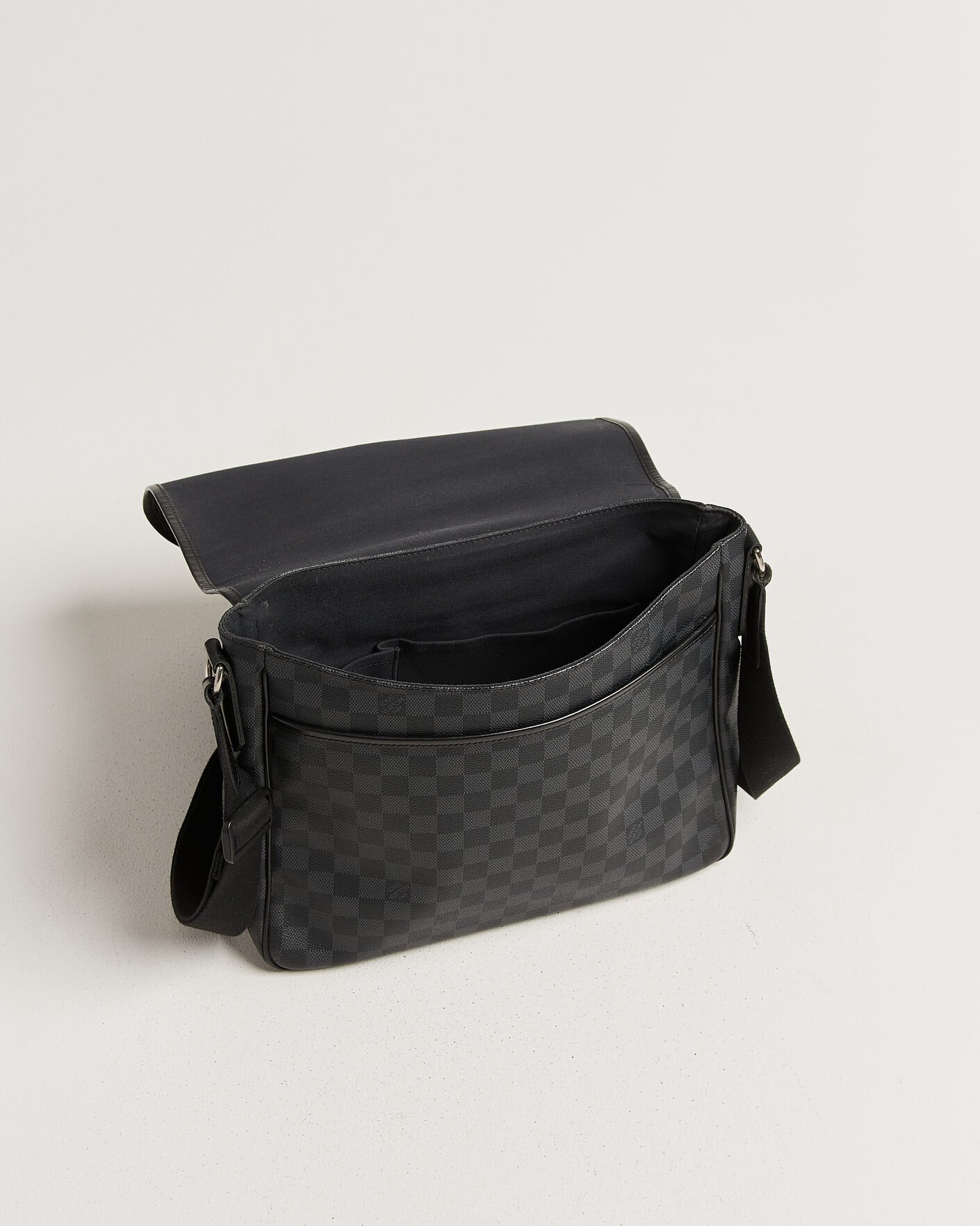 Uomini | Pre-Owned & Vintage Bags | Louis Vuitton Pre-Owned | Daniel MM Shoulder Bag Damier Graphite