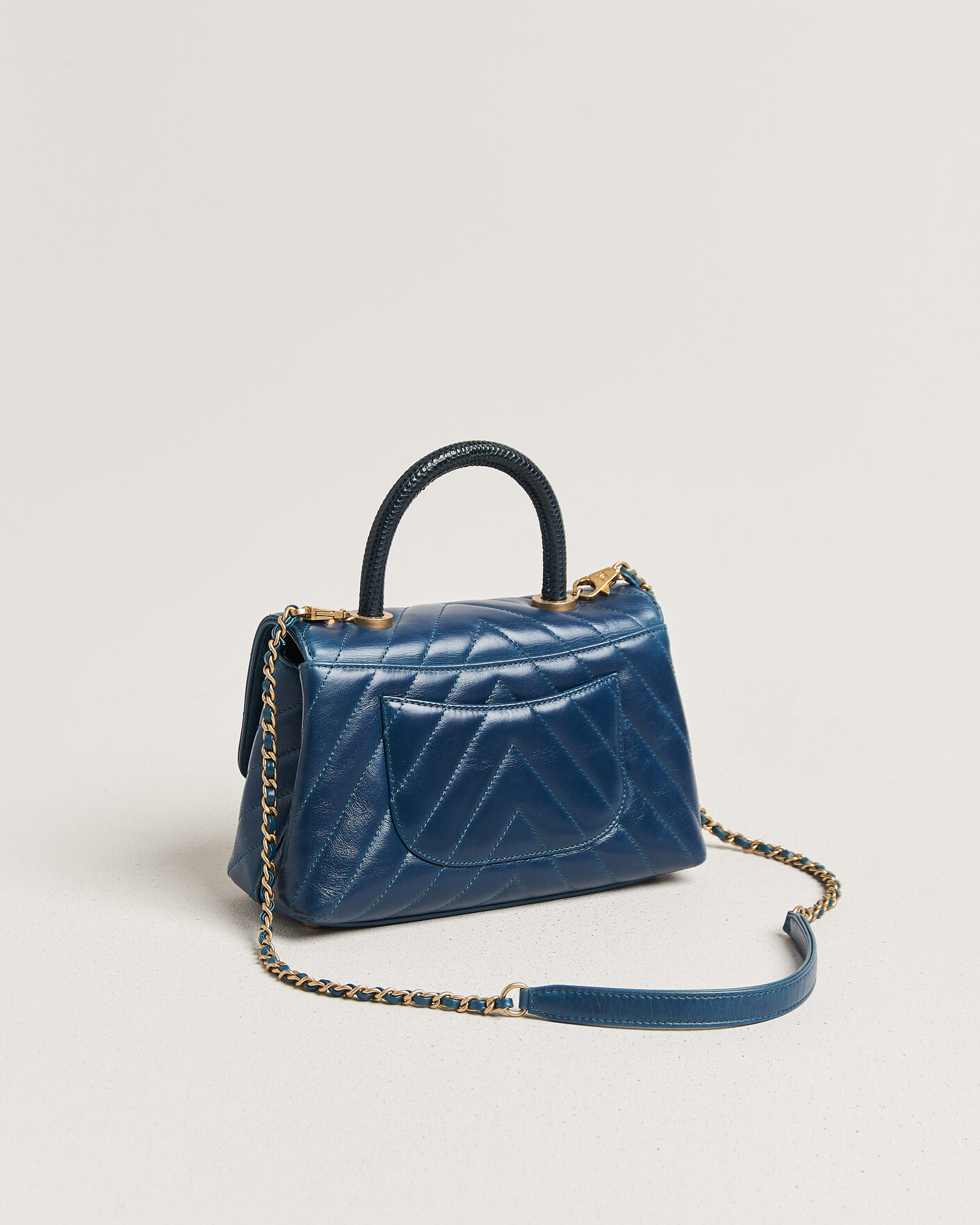 Uomini | Pre-Owned & Vintage Bags | Chanel Pre-Owned | Coco Handle Chevron Bag Blue