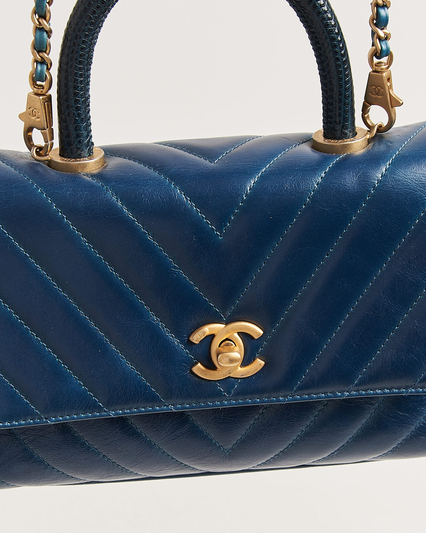 Uomini | Pre-Owned & Vintage Bags | Chanel Pre-Owned | Coco Handle Chevron Bag Blue