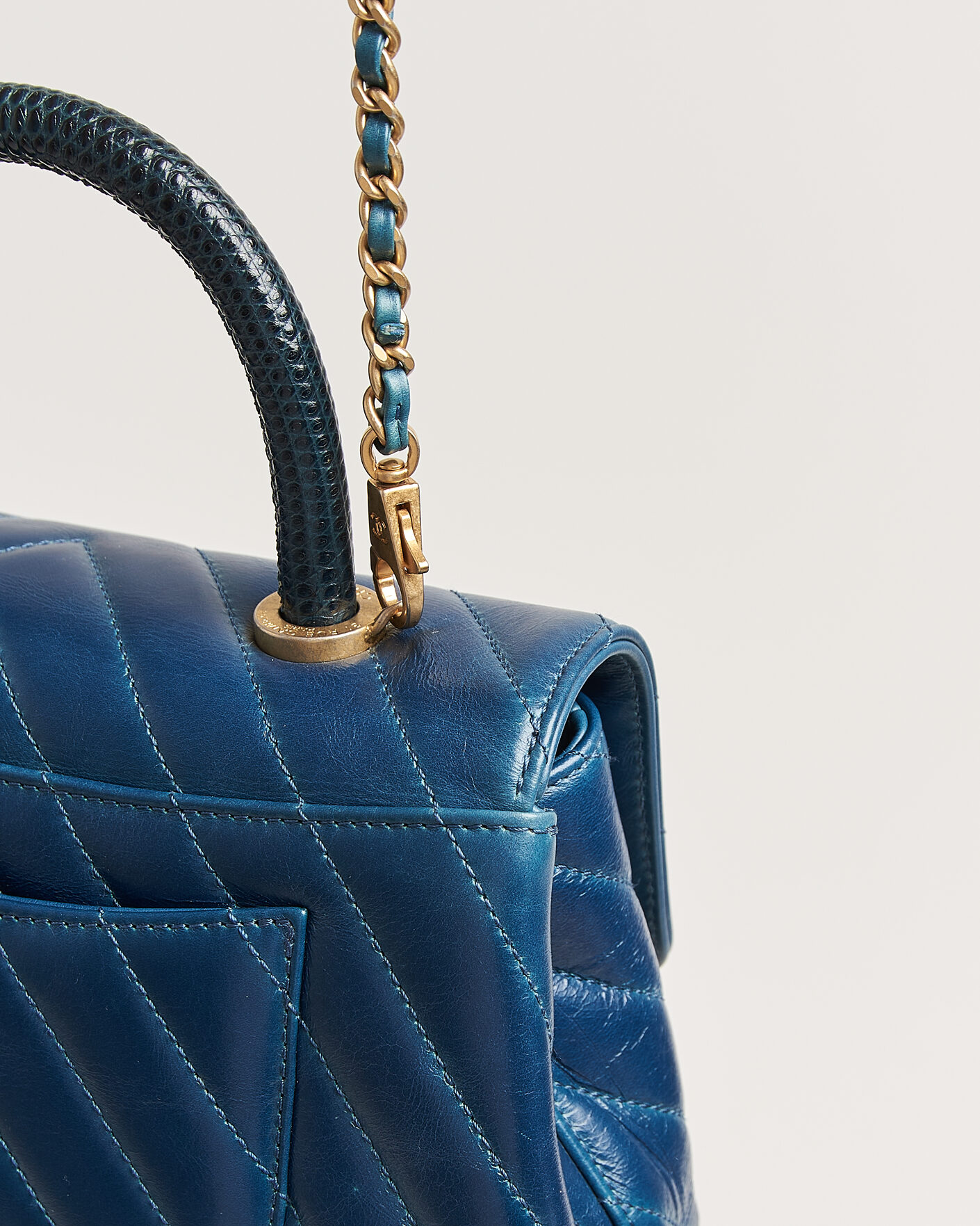 Uomini | Pre-Owned & Vintage Bags | Chanel Pre-Owned | Coco Handle Chevron Bag Blue