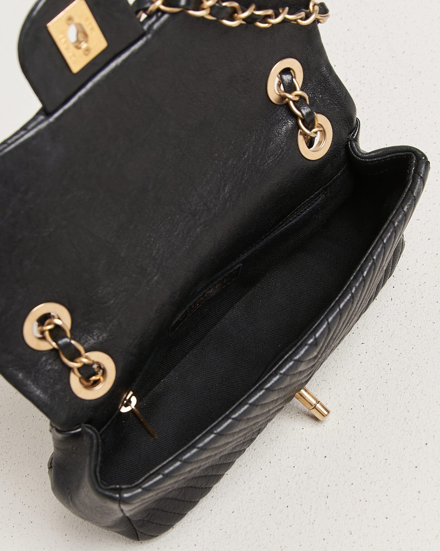 Uomini | Pre-Owned & Vintage Bags | Chanel Pre-Owned | Chevron Small Flap Bag Black