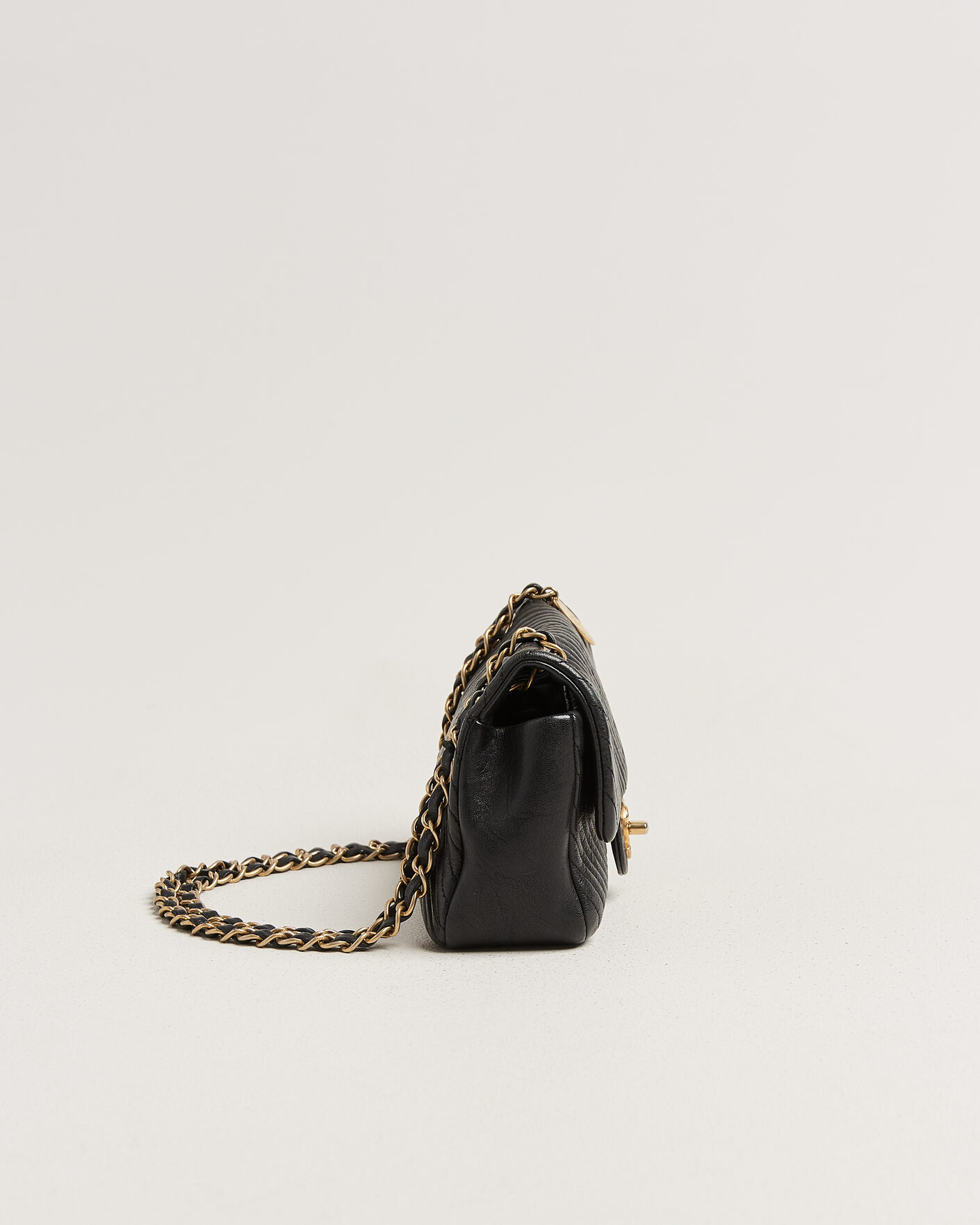 Uomini | Pre-Owned & Vintage Bags | Chanel Pre-Owned | Chevron Small Flap Bag Black