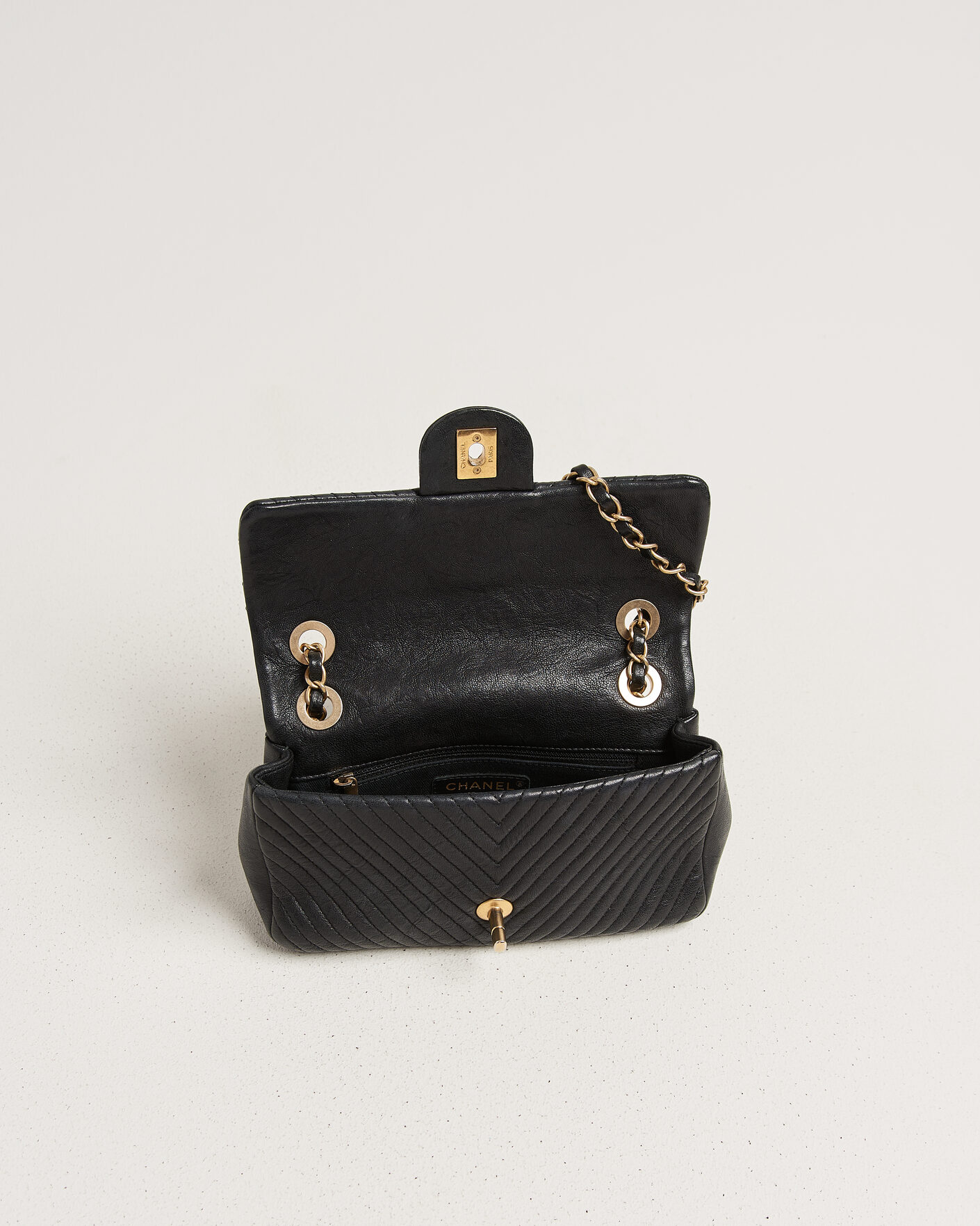 Uomini | Pre-Owned & Vintage Bags | Chanel Pre-Owned | Chevron Small Flap Bag Black