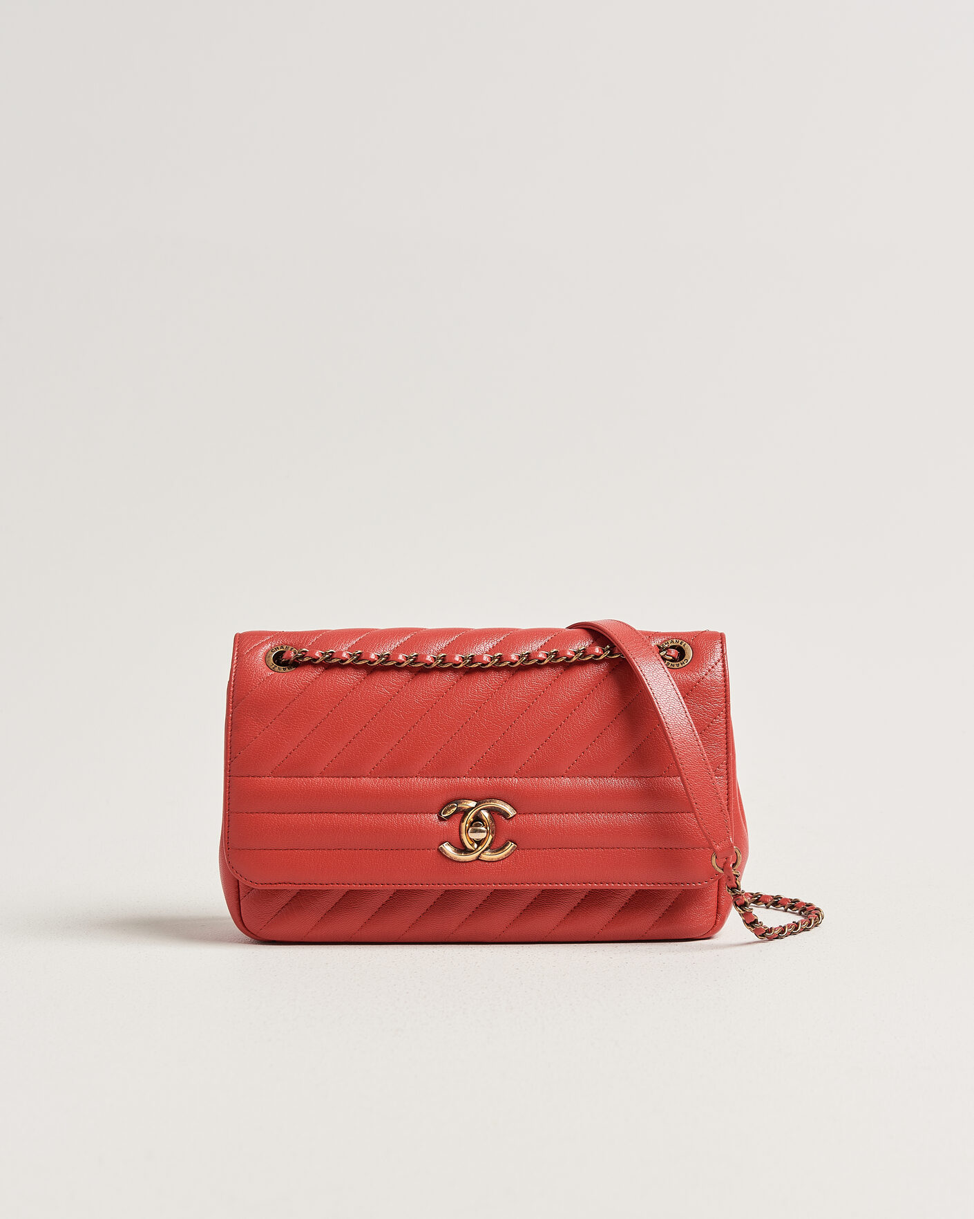 Uomini | Pre-Owned & Vintage Bags | Chanel Pre-Owned | Chevron Medium Flap Bag Coral