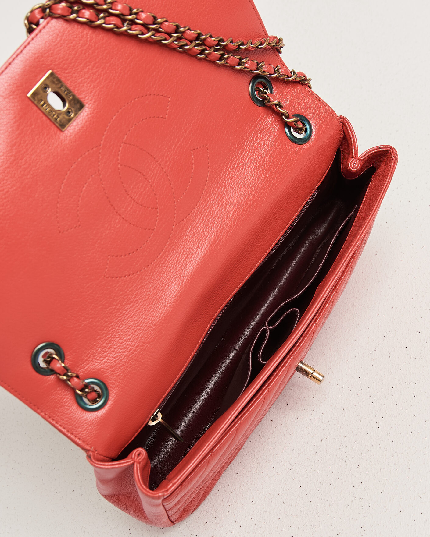 Uomini | Pre-Owned & Vintage Bags | Chanel Pre-Owned | Chevron Medium Flap Bag Coral