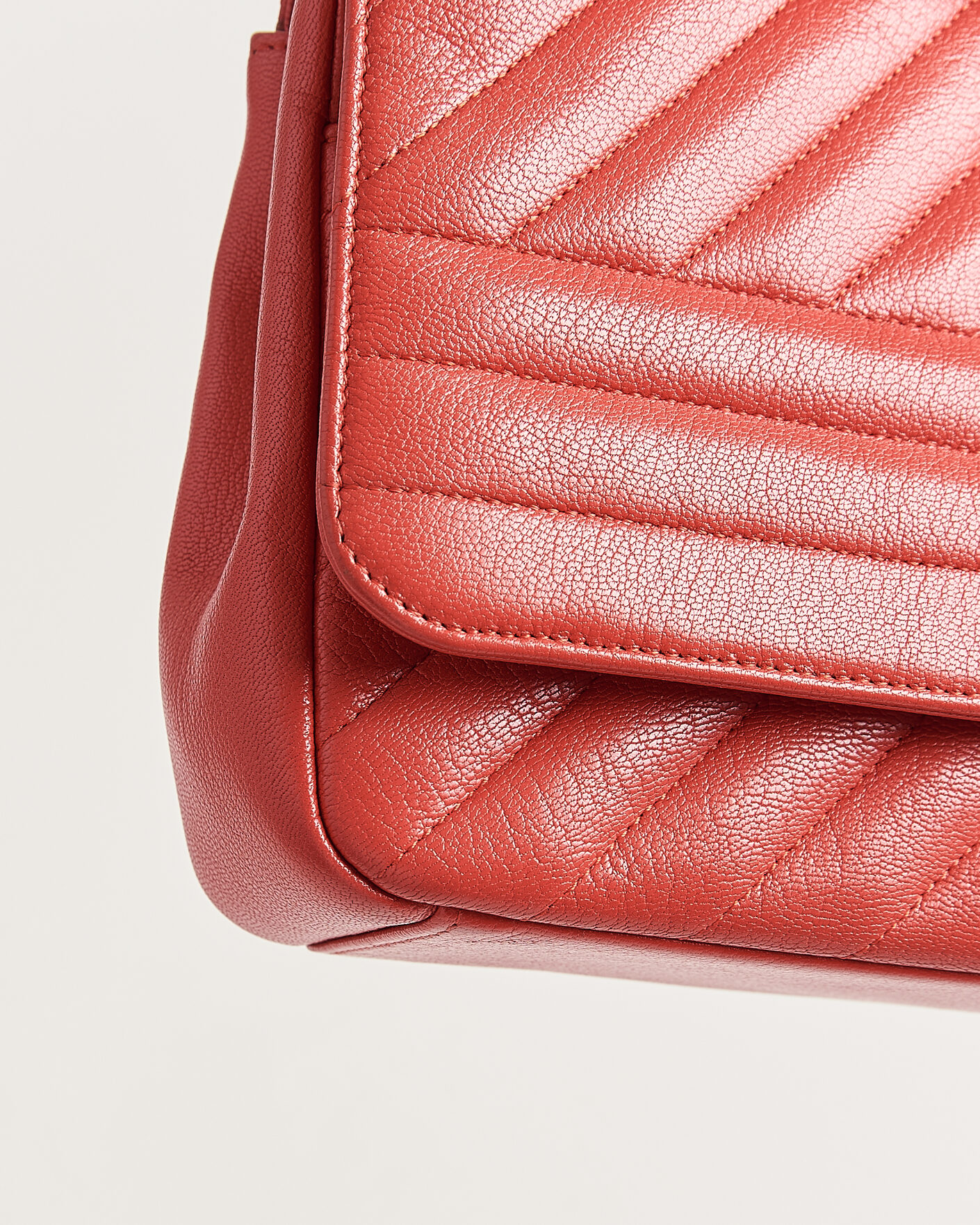 Uomini | Pre-Owned & Vintage Bags | Chanel Pre-Owned | Chevron Medium Flap Bag Coral