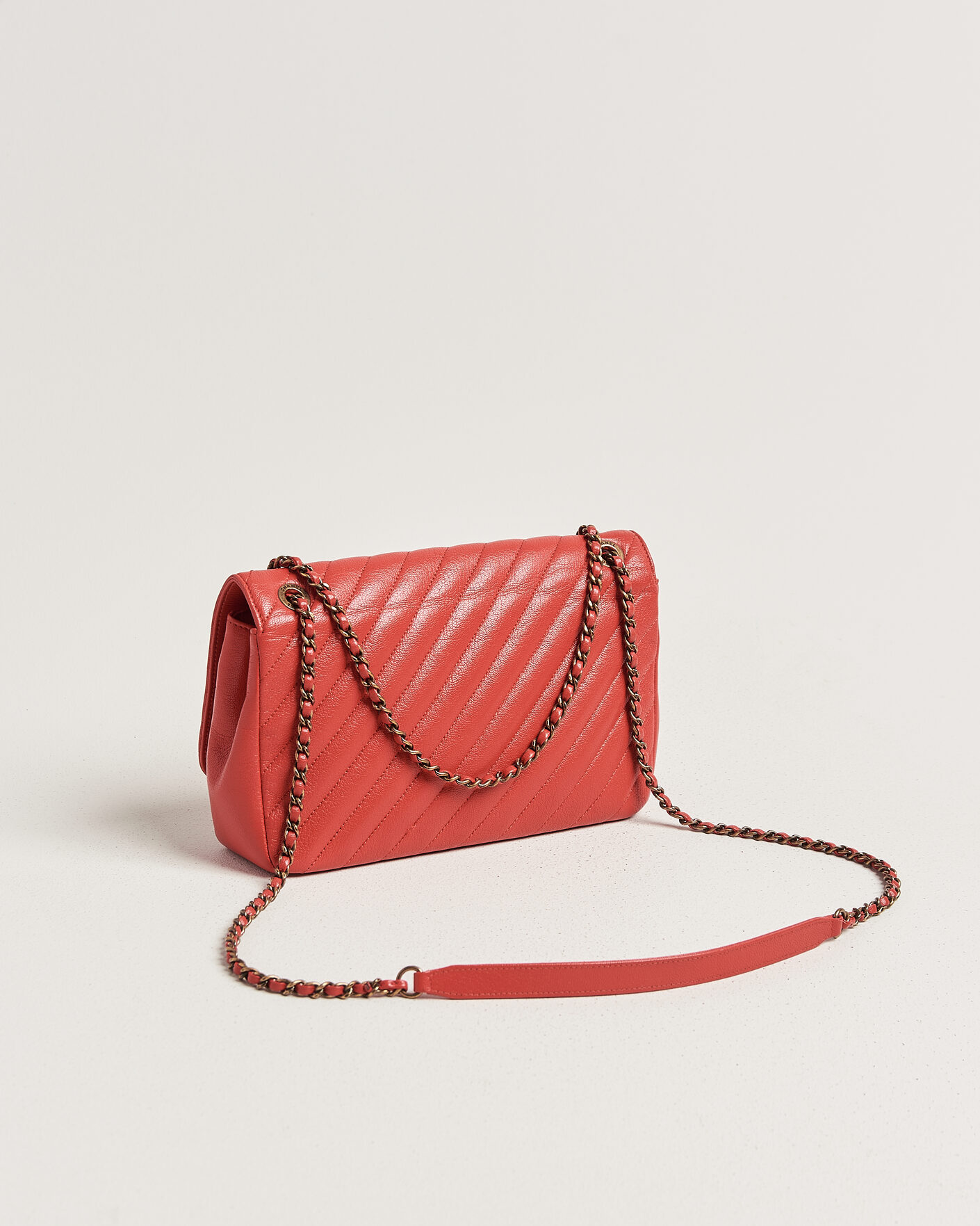 Uomini | Pre-Owned & Vintage Bags | Chanel Pre-Owned | Chevron Medium Flap Bag Coral