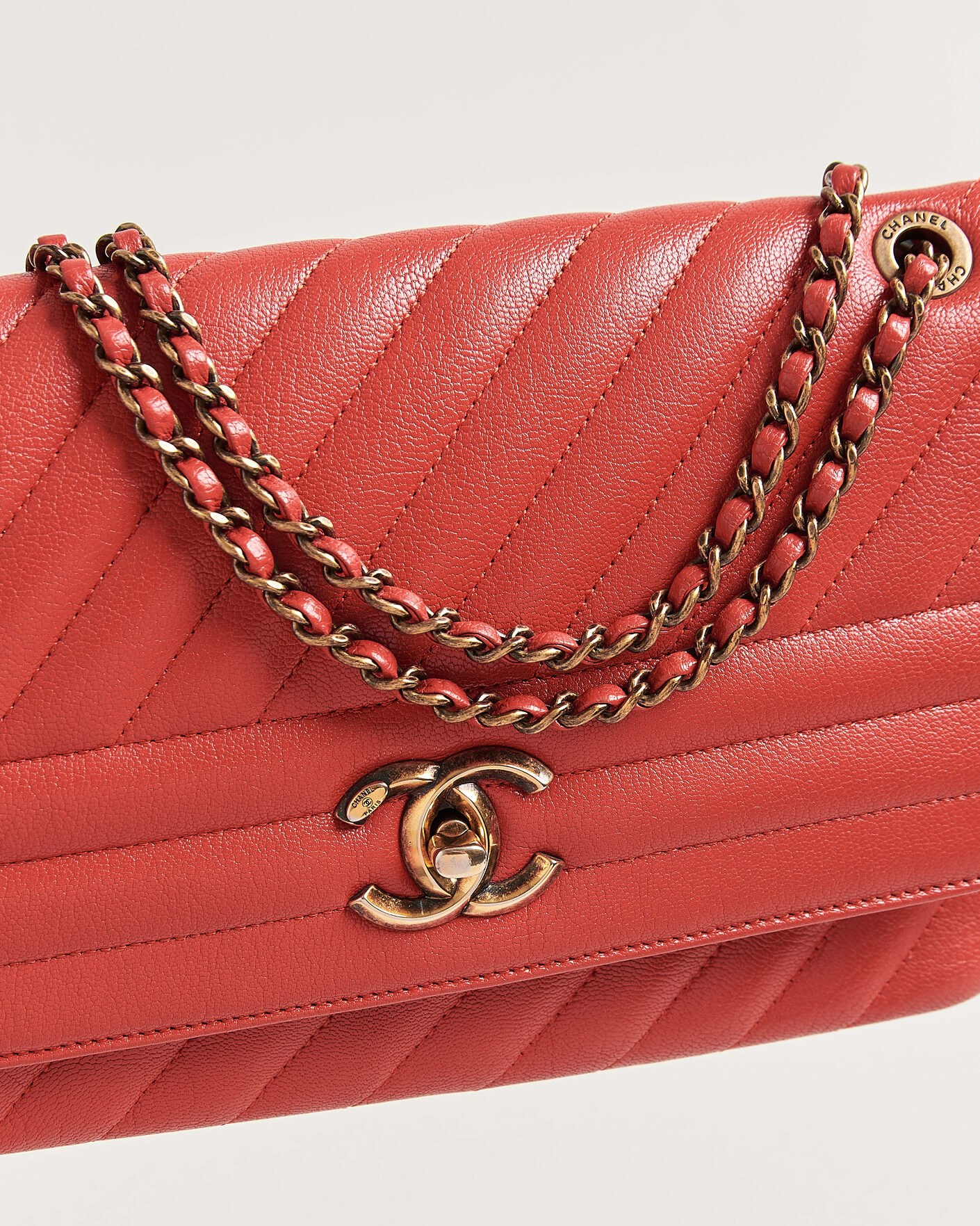 Uomini | Pre-Owned & Vintage Bags | Chanel Pre-Owned | Chevron Medium Flap Bag Coral