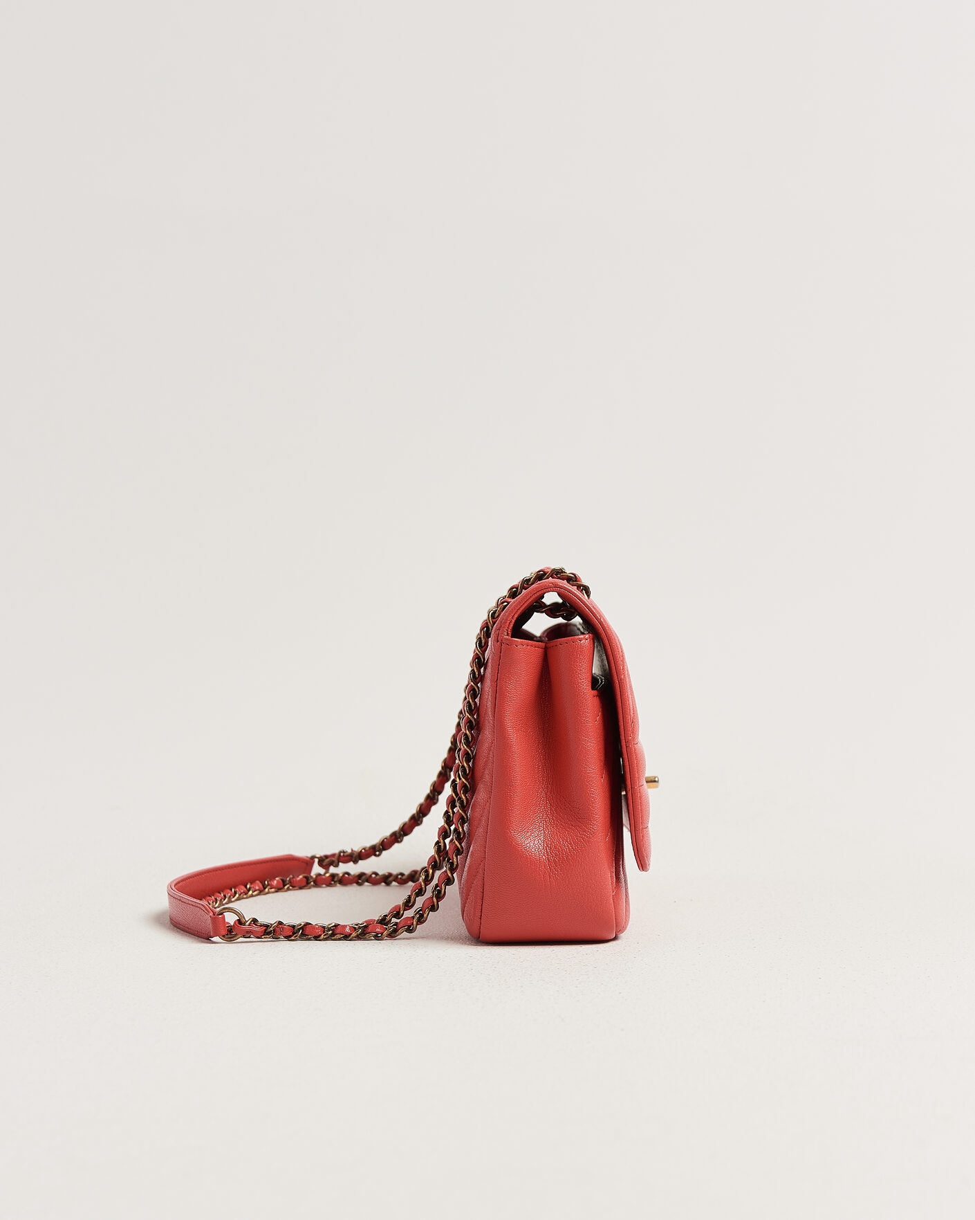 Uomini | Pre-Owned & Vintage Bags | Chanel Pre-Owned | Chevron Medium Flap Bag Coral