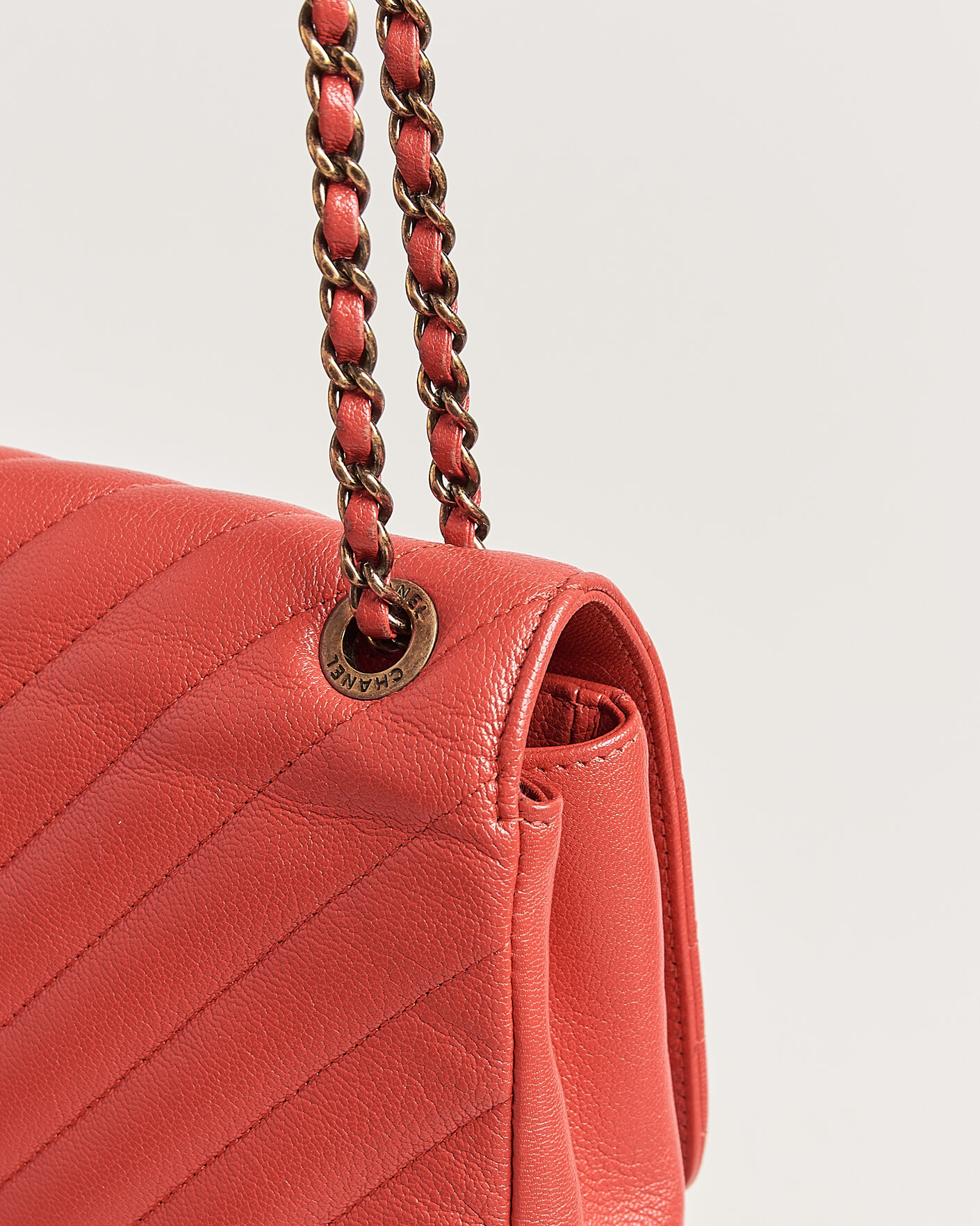 Uomini | Pre-Owned & Vintage Bags | Chanel Pre-Owned | Chevron Medium Flap Bag Coral