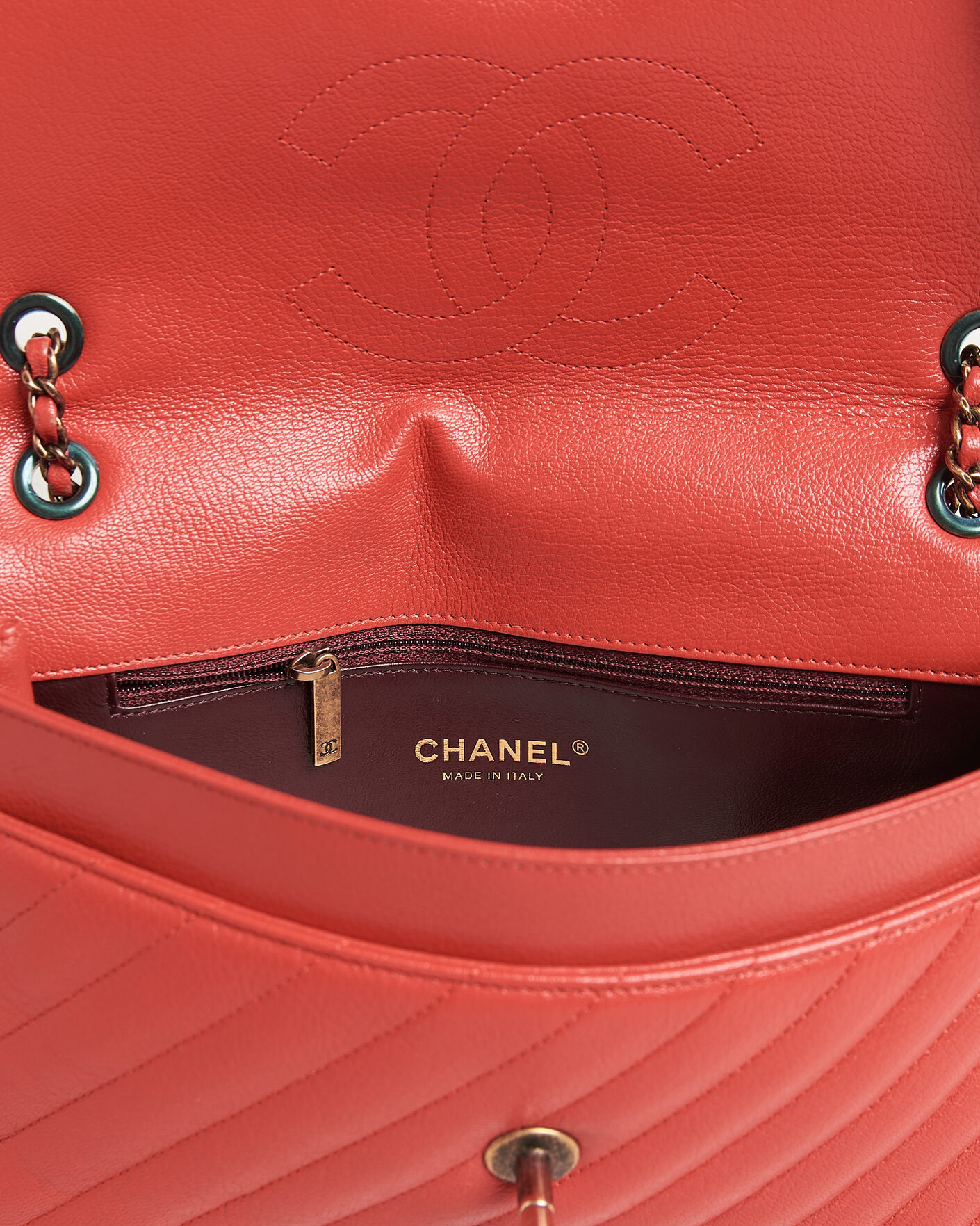 Uomini | Pre-Owned & Vintage Bags | Chanel Pre-Owned | Chevron Medium Flap Bag Coral