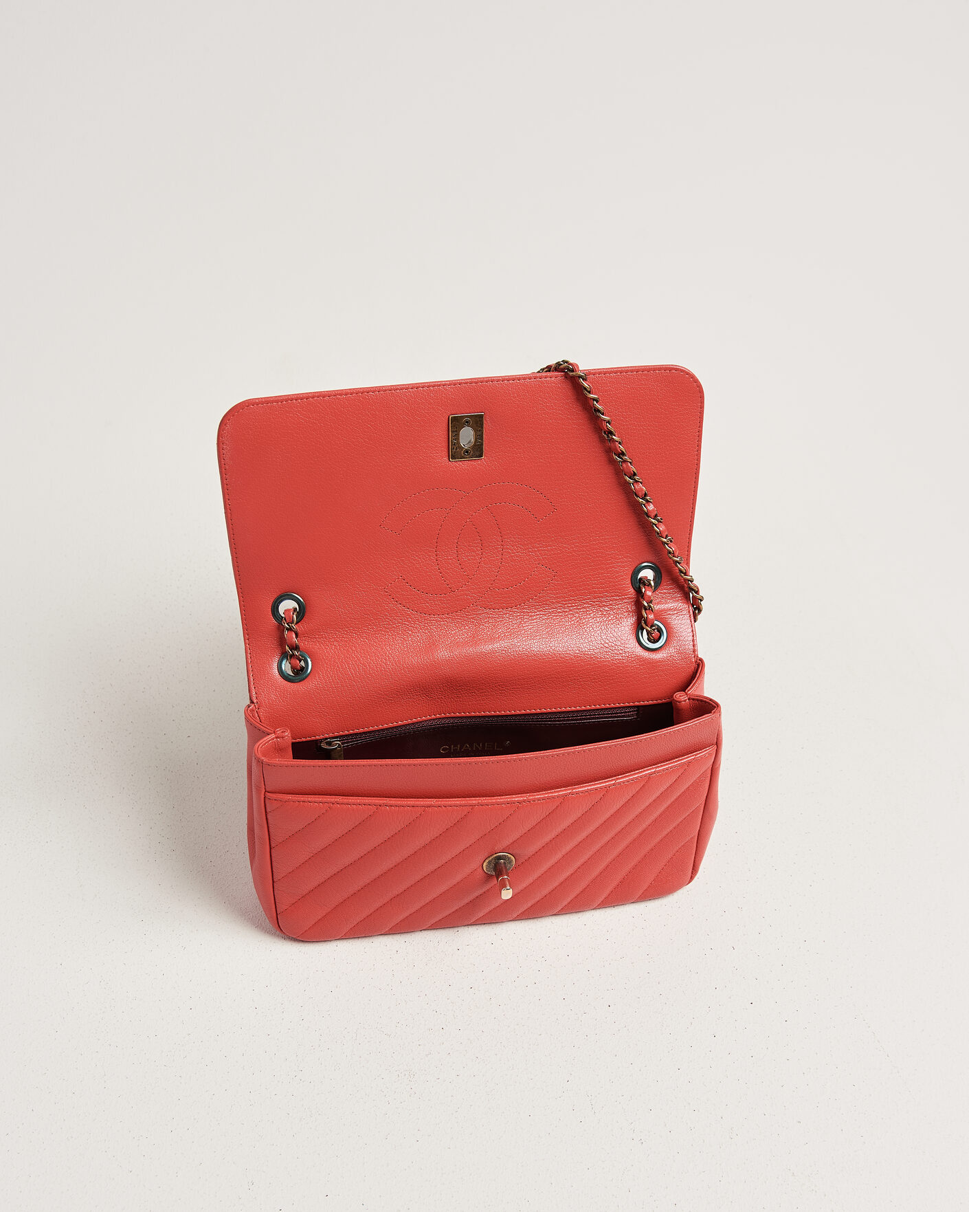 Uomini | Pre-Owned & Vintage Bags | Chanel Pre-Owned | Chevron Medium Flap Bag Coral