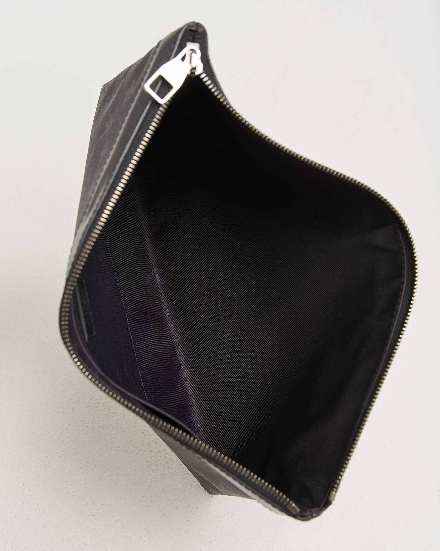 Uomini | Pre-Owned & Vintage Bags | Louis Vuitton Pre-Owned | Discovery Pochette Monogram Eclipse