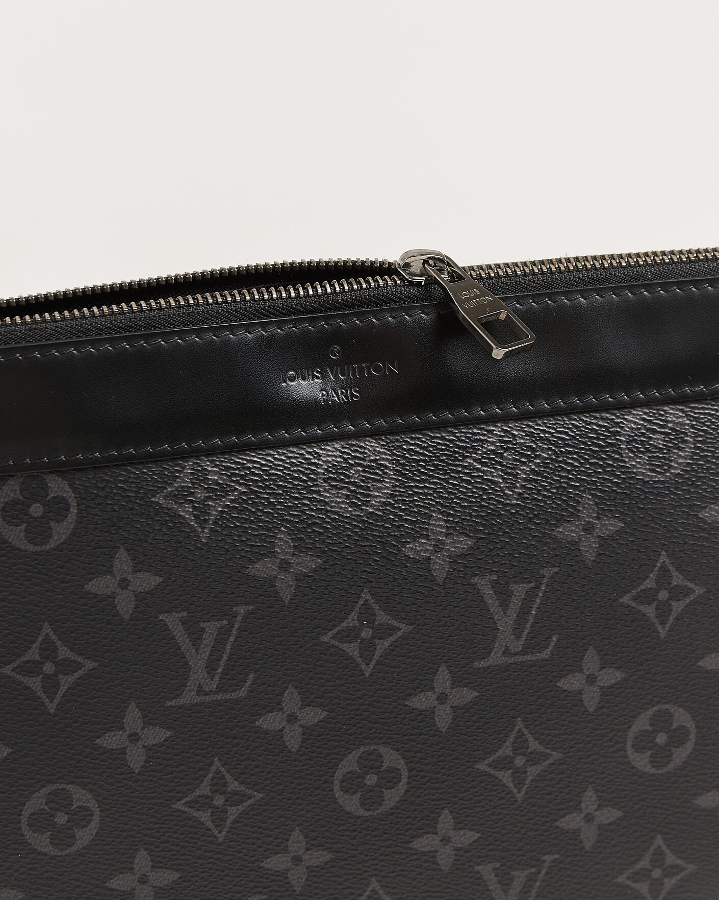Uomini | Pre-Owned & Vintage Bags | Louis Vuitton Pre-Owned | Discovery Pochette Monogram Eclipse