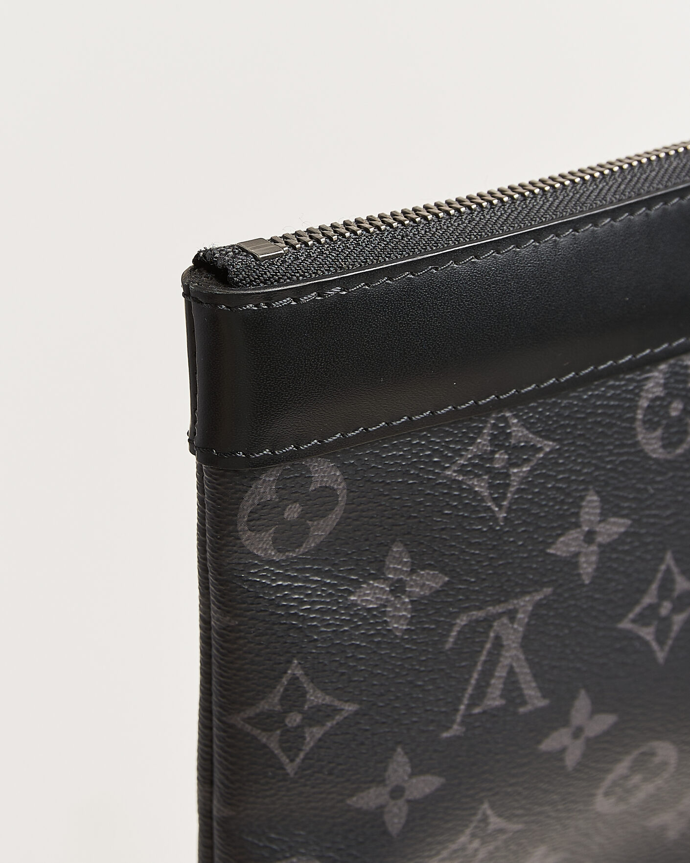 Uomini | Pre-Owned & Vintage Bags | Louis Vuitton Pre-Owned | Discovery Pochette Monogram Eclipse
