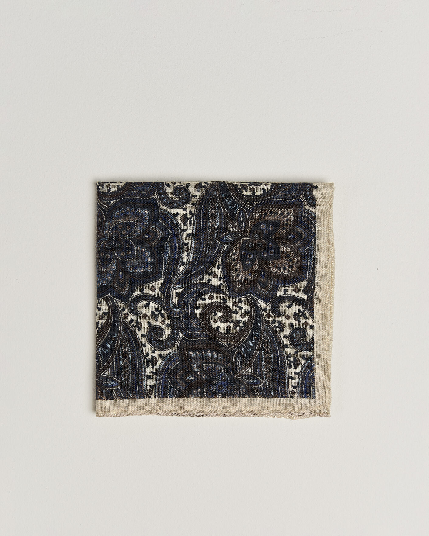 Uomini | Fazzoletti da taschino | Amanda Christensen | Wool Large Paisley Pocket Square Cream