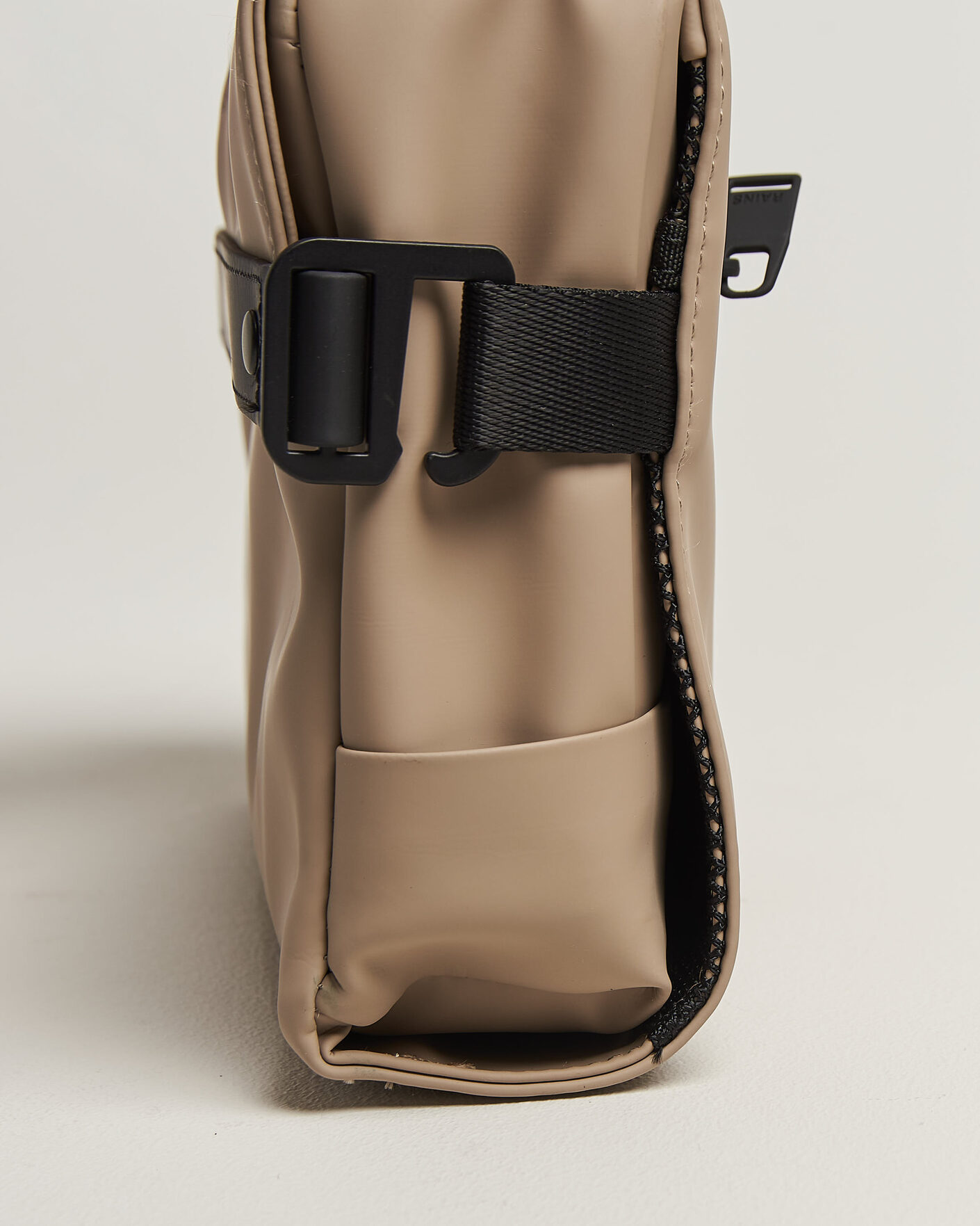 Uomini | Borse | RAINS | OTG Washbag Beige