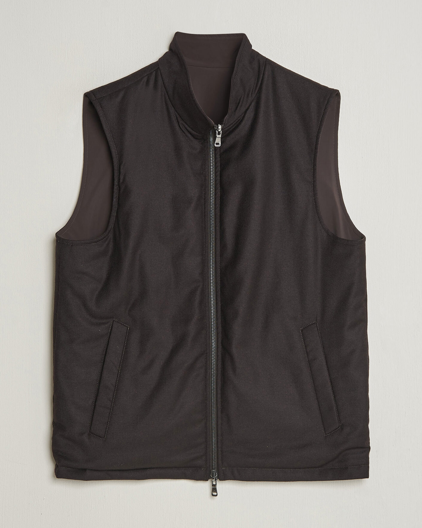 Uomini | Gilet | Oscar Jacobson | Nylon/Wool Reversible Vest Brown