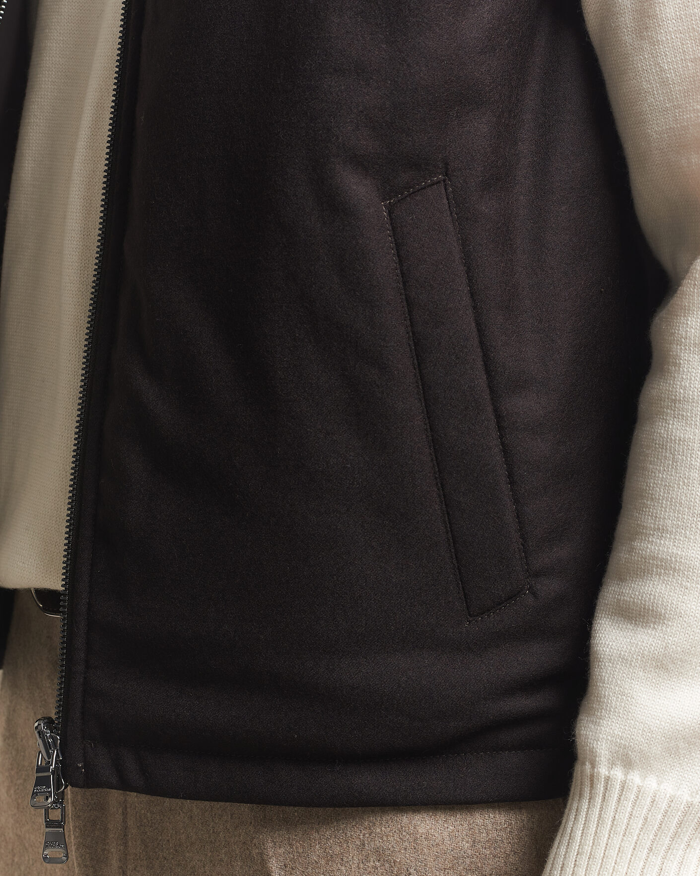 Uomini | Gilet | Oscar Jacobson | Nylon/Wool Reversible Vest Brown