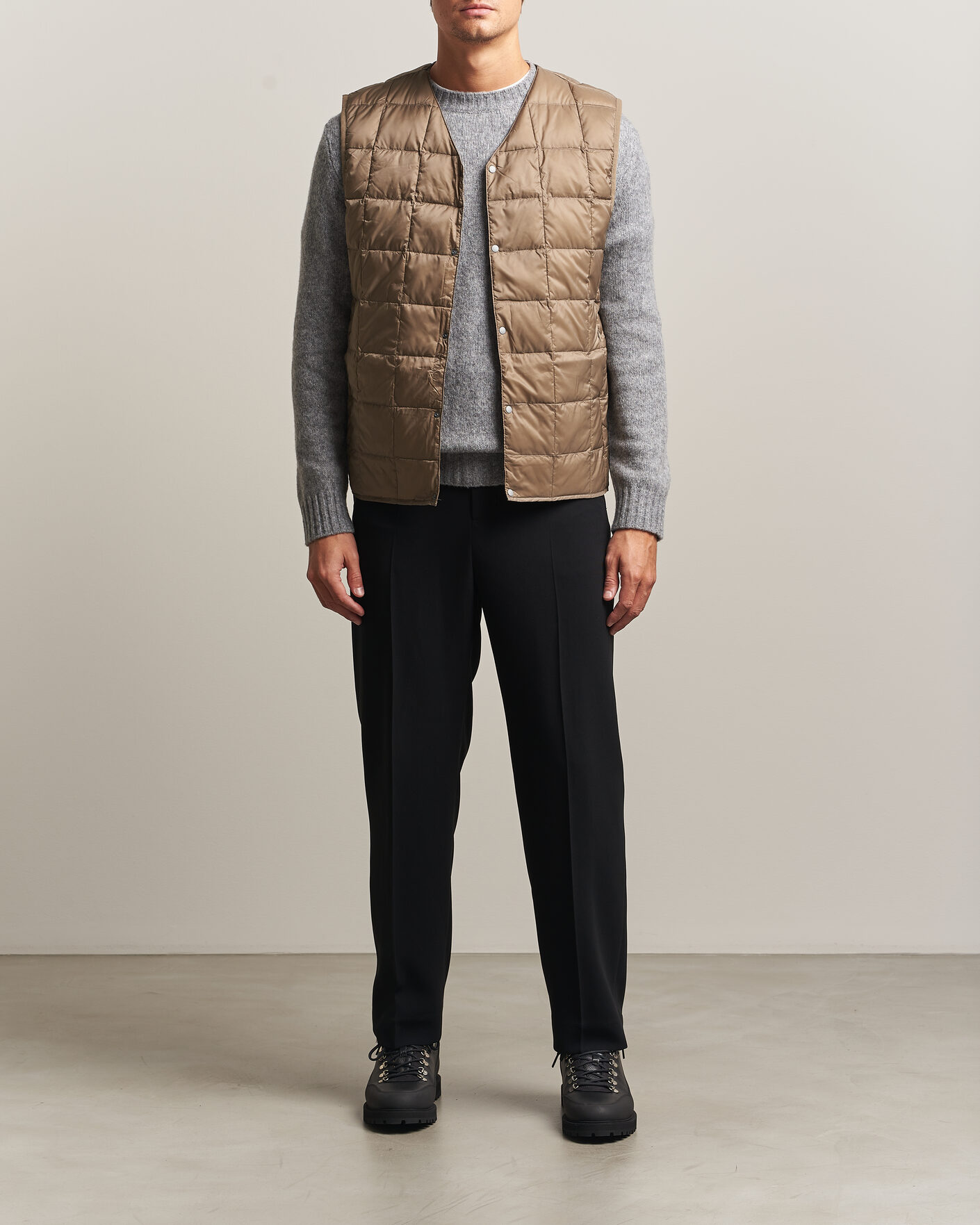 Uomini | Gilet | TAION | V-Neck Lightweight Down Vest Khaki