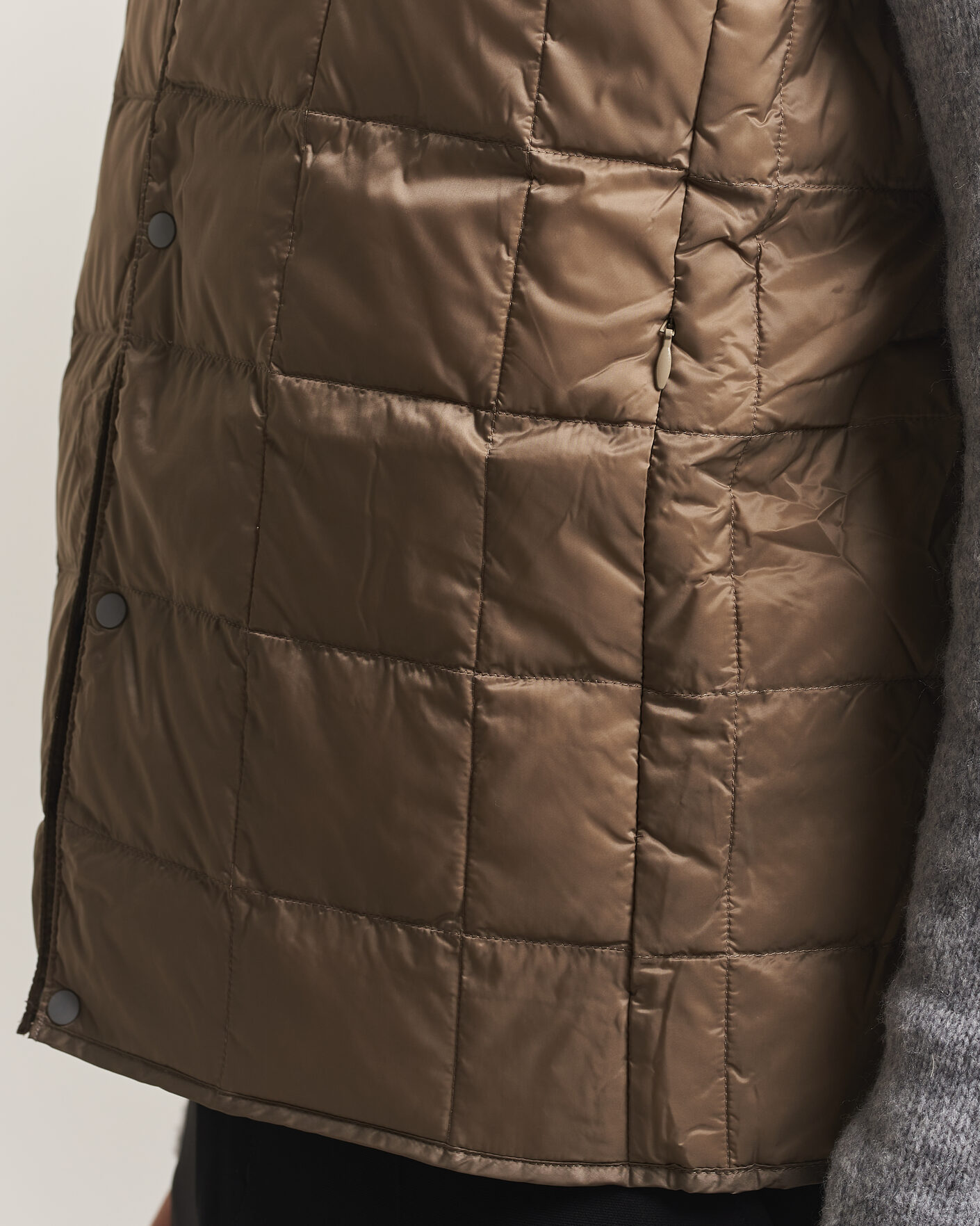 Uomini | Gilet | TAION | V-Neck Lightweight Down Vest Khaki