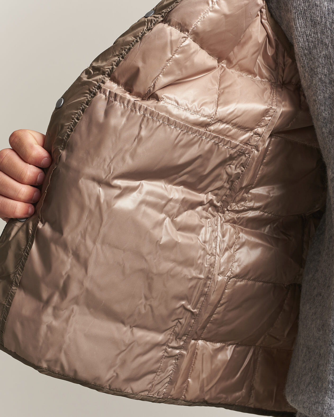 Uomini | Gilet | TAION | V-Neck Lightweight Down Vest Khaki