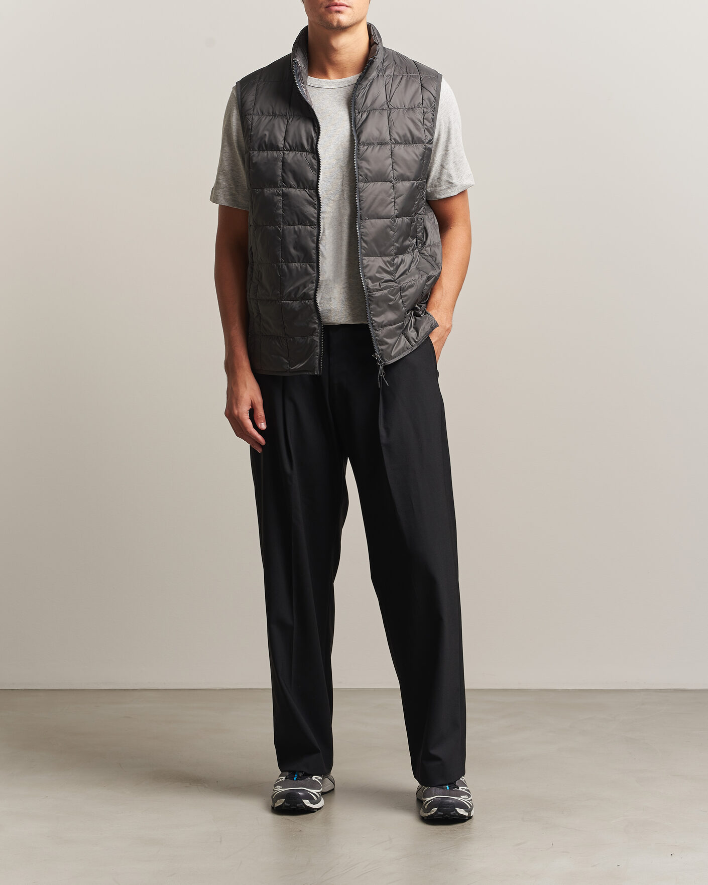 Uomini | Gilet | TAION | High Neck Full Zip Lightweight Down Vest Dark Grey
