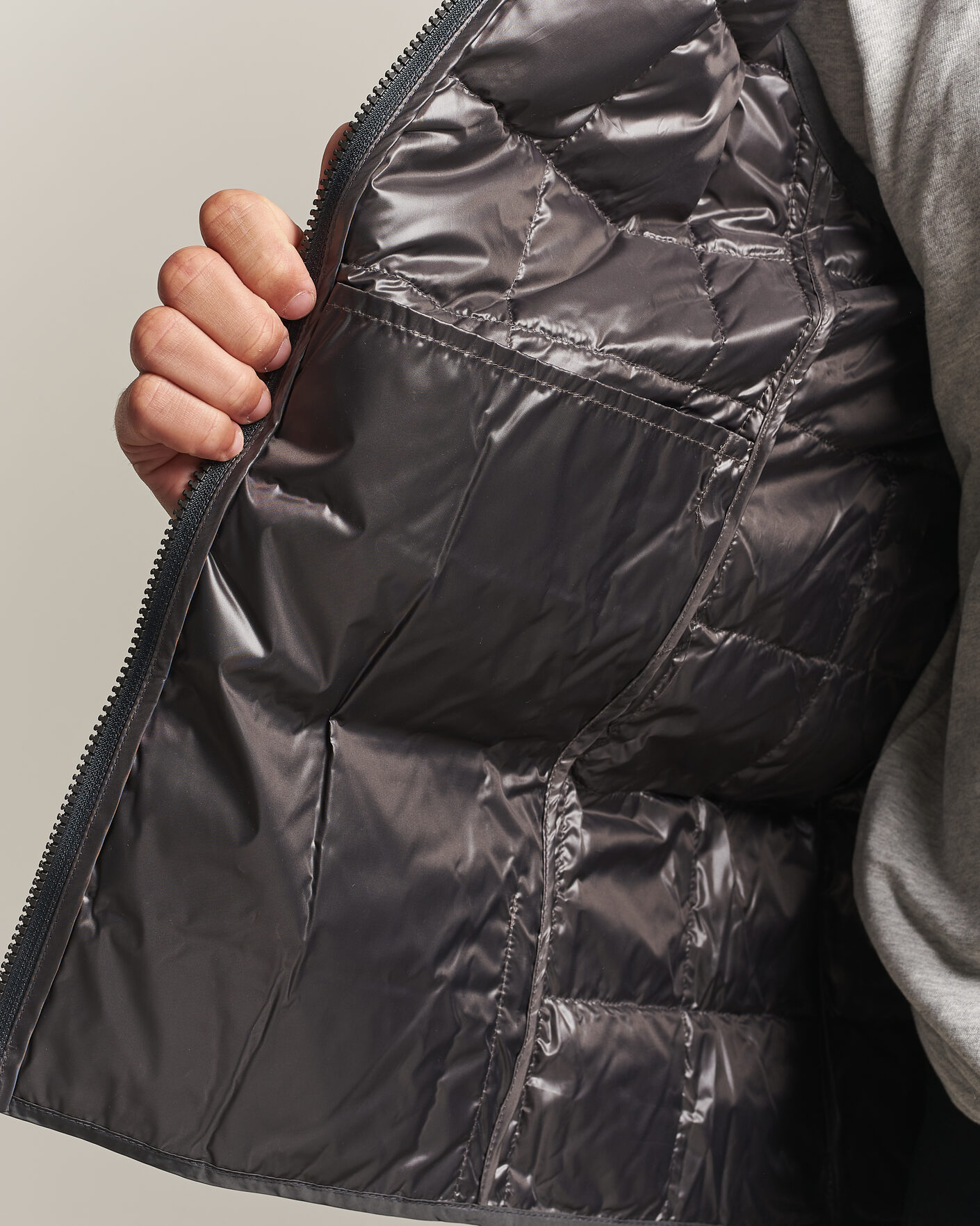Uomini | Gilet | TAION | High Neck Full Zip Lightweight Down Vest Dark Grey