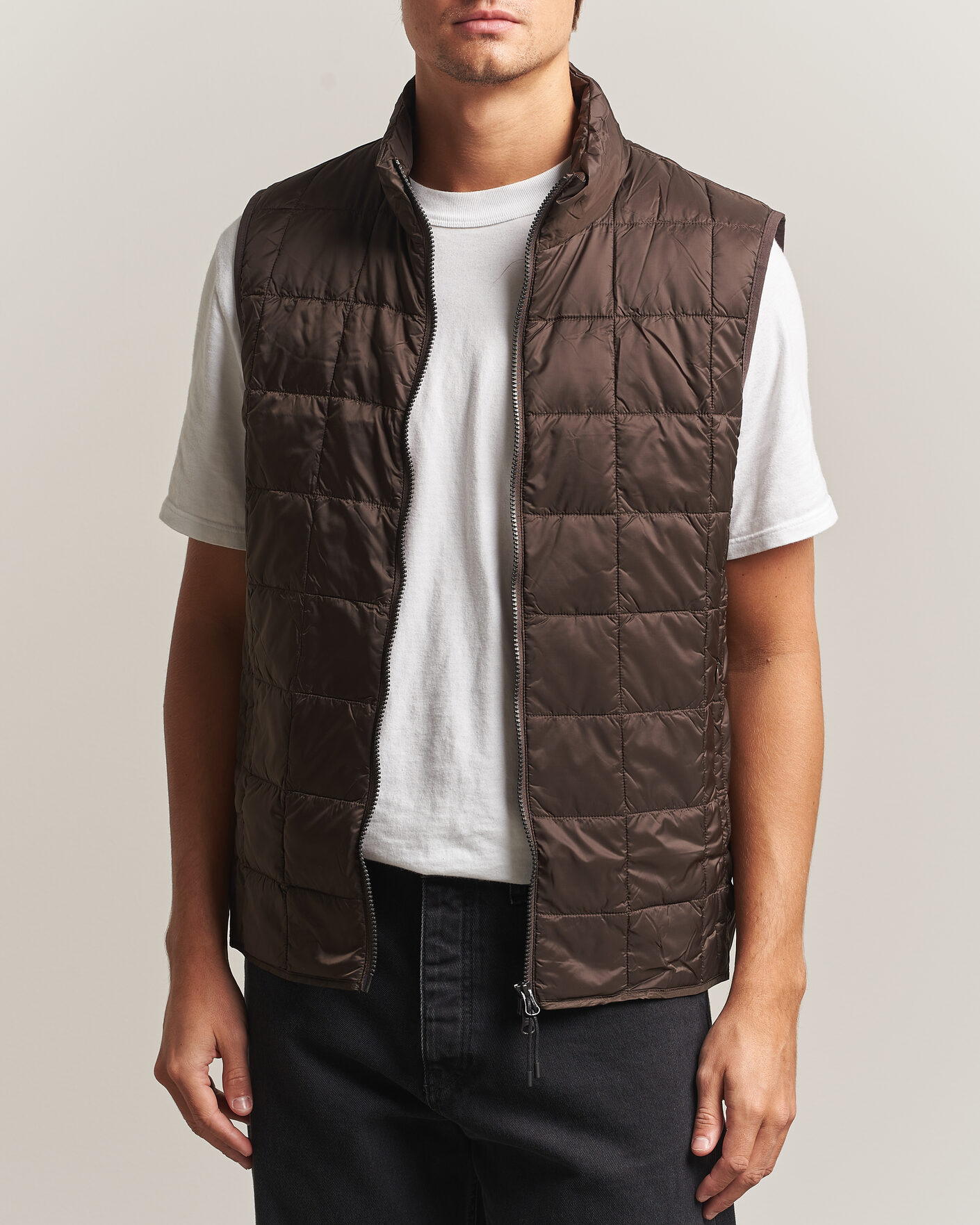 Uomini | Gilet | TAION | High Neck Full Zip Lightweight Down Vest Dark Choco