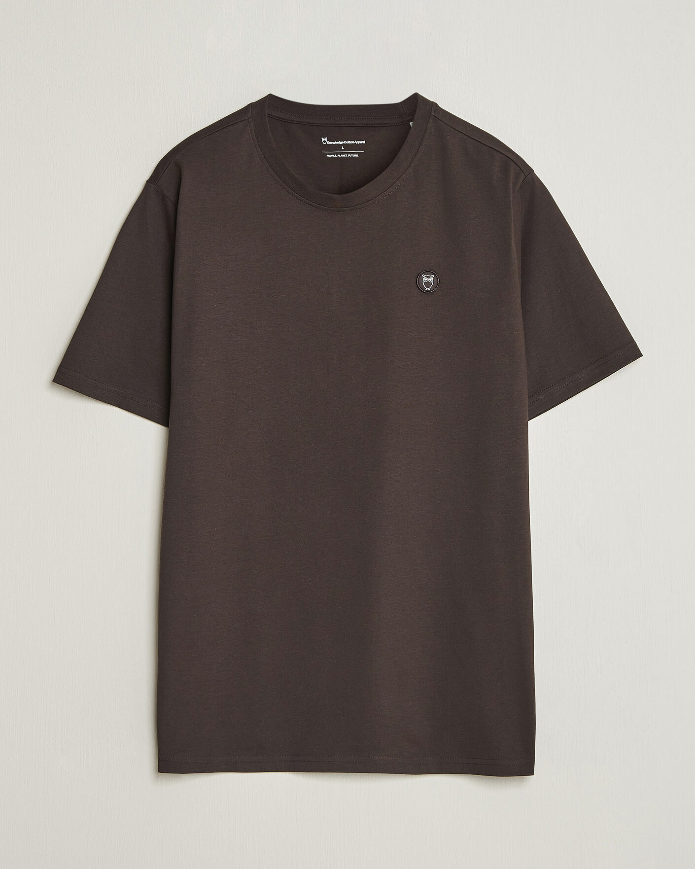 Uomini | T-shirt | KnowledgeCotton Apparel | Loke Badge T-Shirt Chocolate Torte
