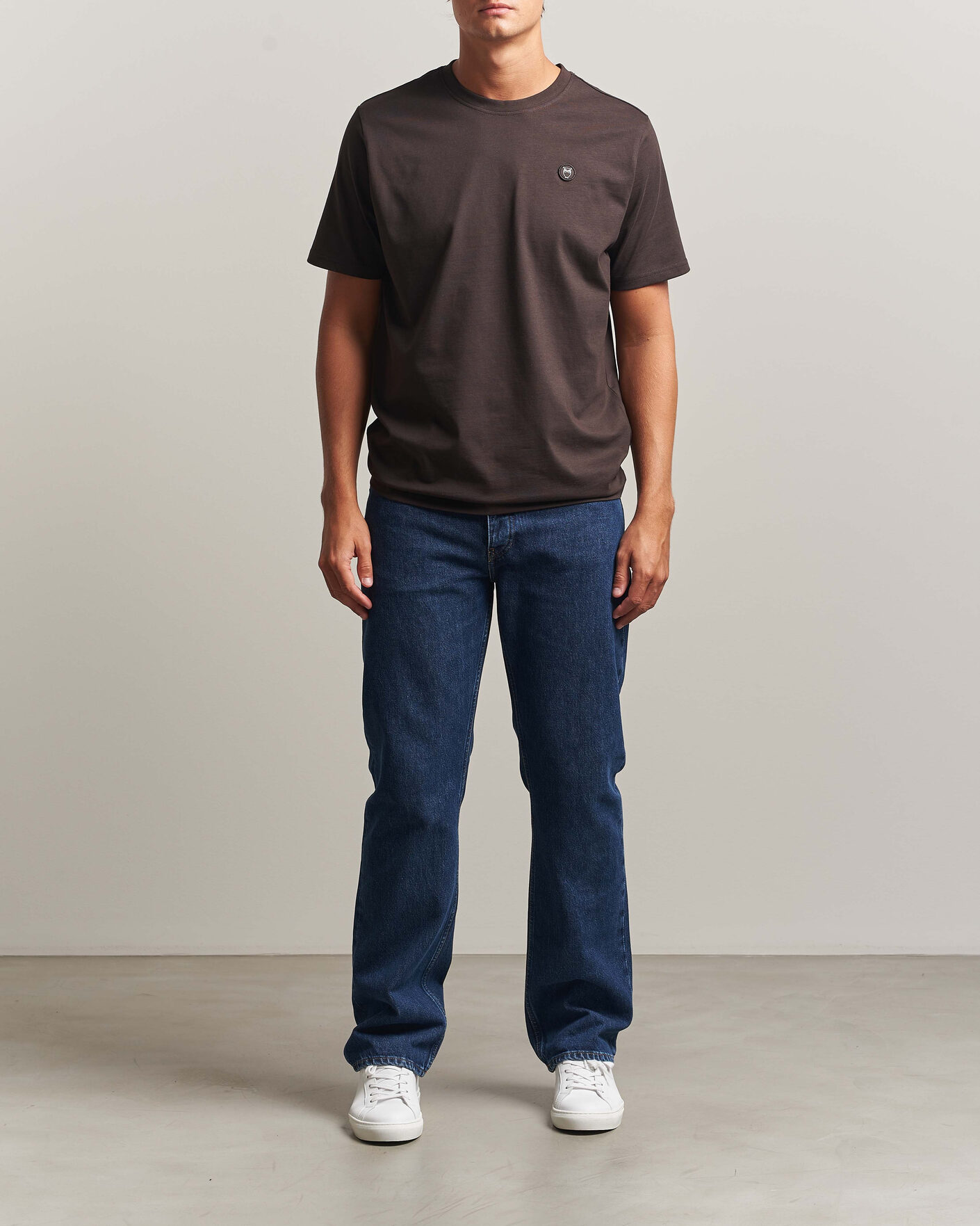 Uomini | T-shirt | KnowledgeCotton Apparel | Loke Badge T-Shirt Chocolate Torte