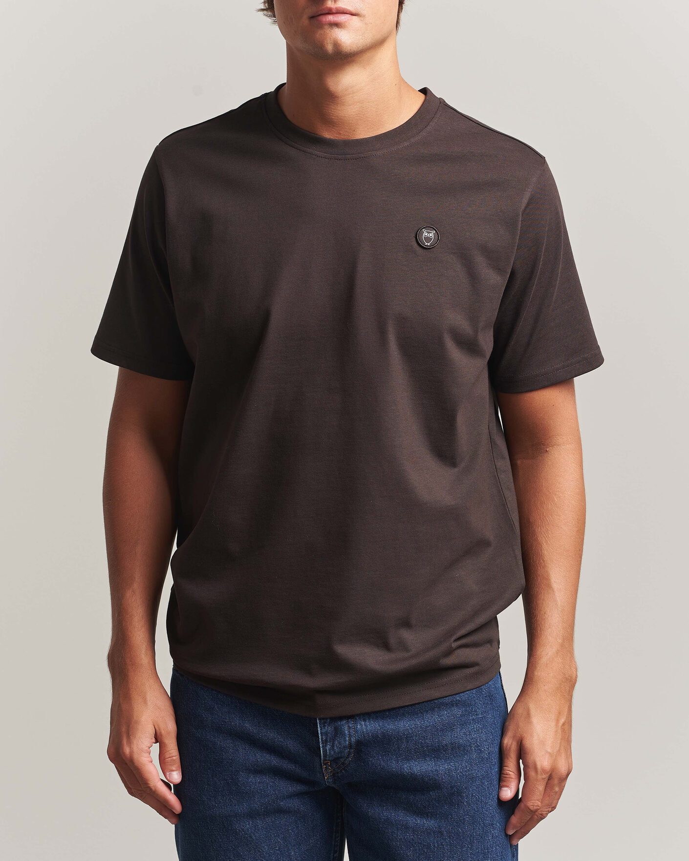Uomini | T-shirt | KnowledgeCotton Apparel | Loke Badge T-Shirt Chocolate Torte