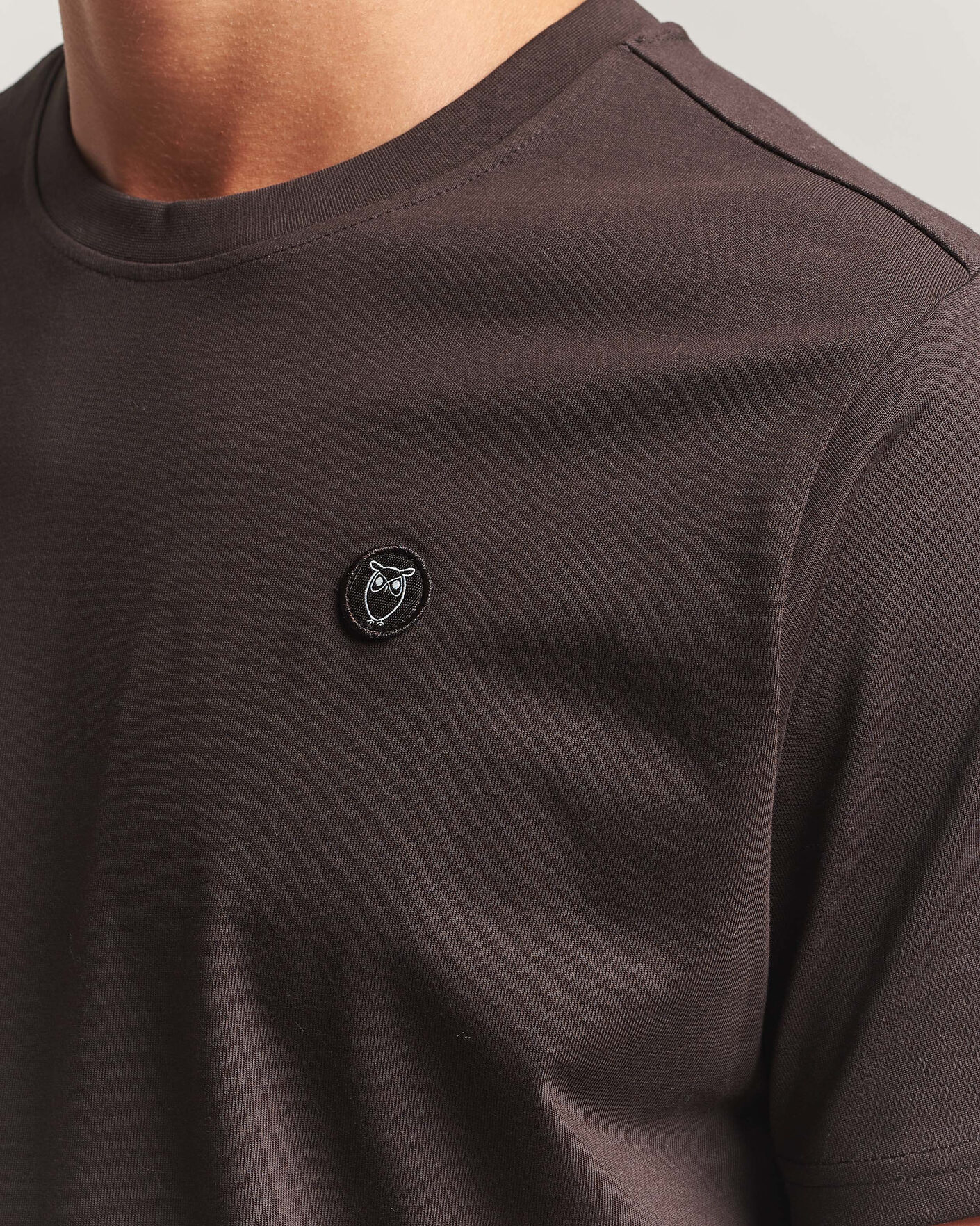 Uomini | T-shirt | KnowledgeCotton Apparel | Loke Badge T-Shirt Chocolate Torte