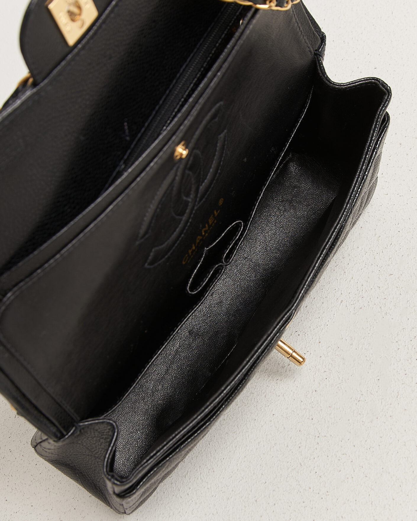 Uomini | Pre-Owned & Vintage Bags | Chanel Pre-Owned | Classic Medium Double Flap Bag Caviar Black