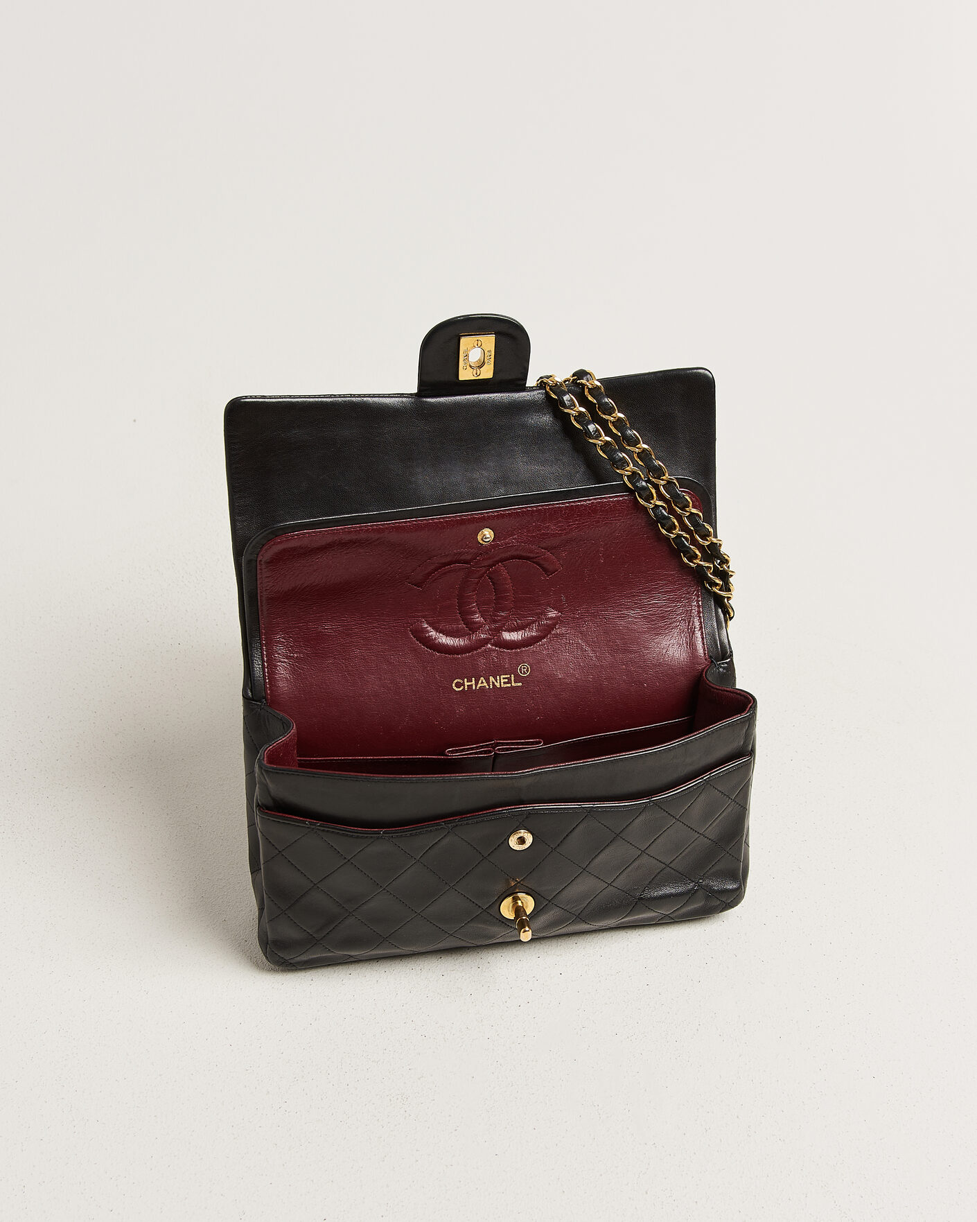 Uomini | Pre-Owned & Vintage Bags | Chanel Pre-Owned | Classic Medium Double Flap Bag Lambskin Black