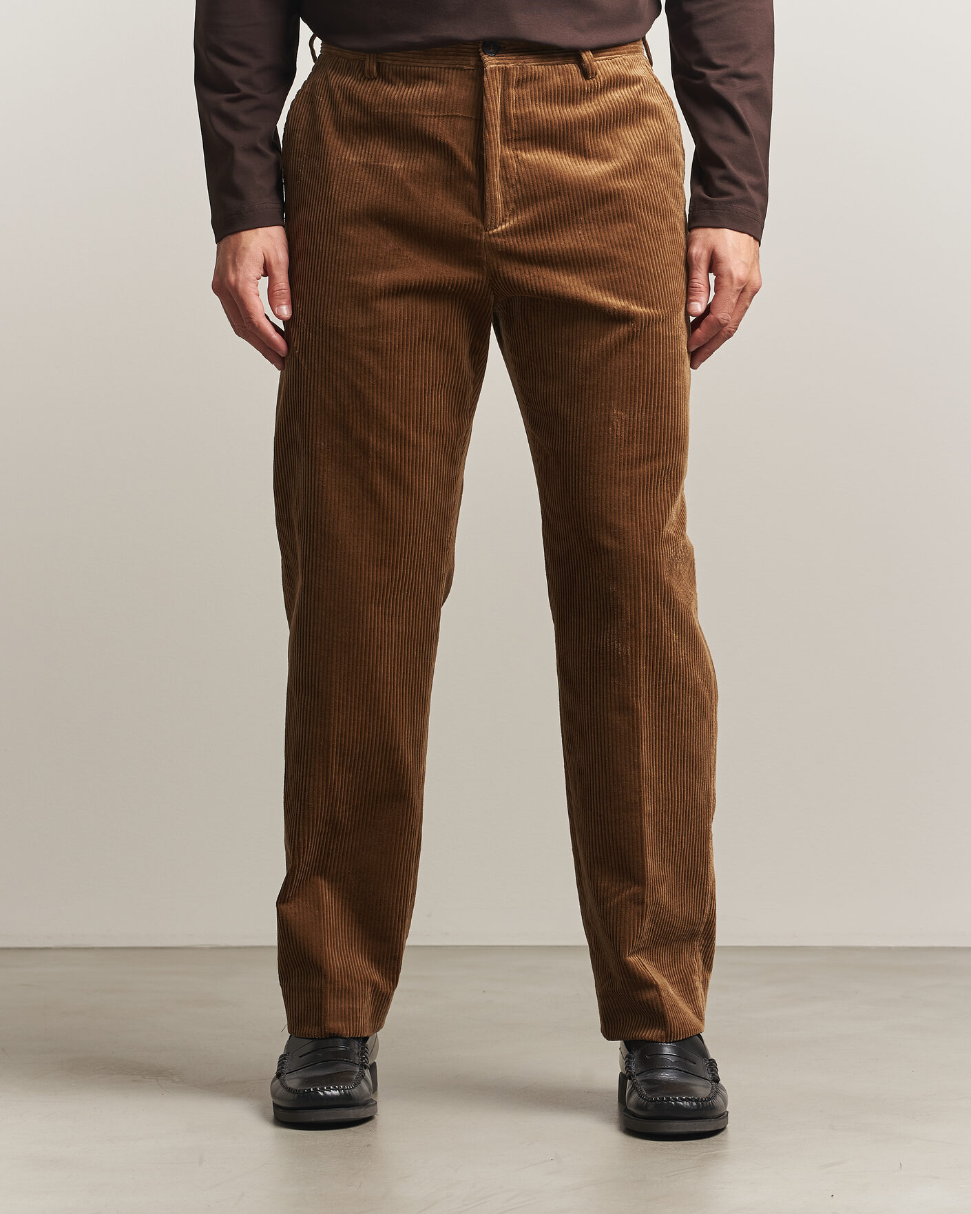 Uomini | Pantaloni | Filippa K | Julian Corduroy Chino Trousers Tobacco