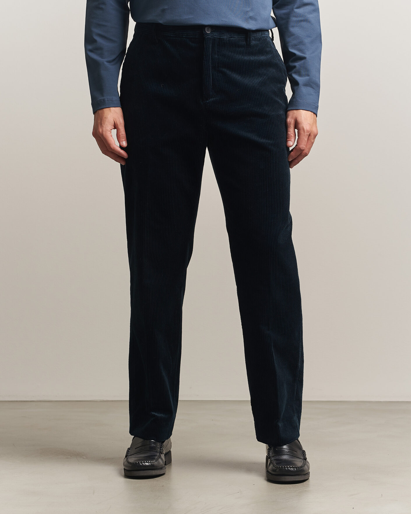 Uomini | Pantaloni | Filippa K | Julian Corduroy Chino Trousers Dark Navy