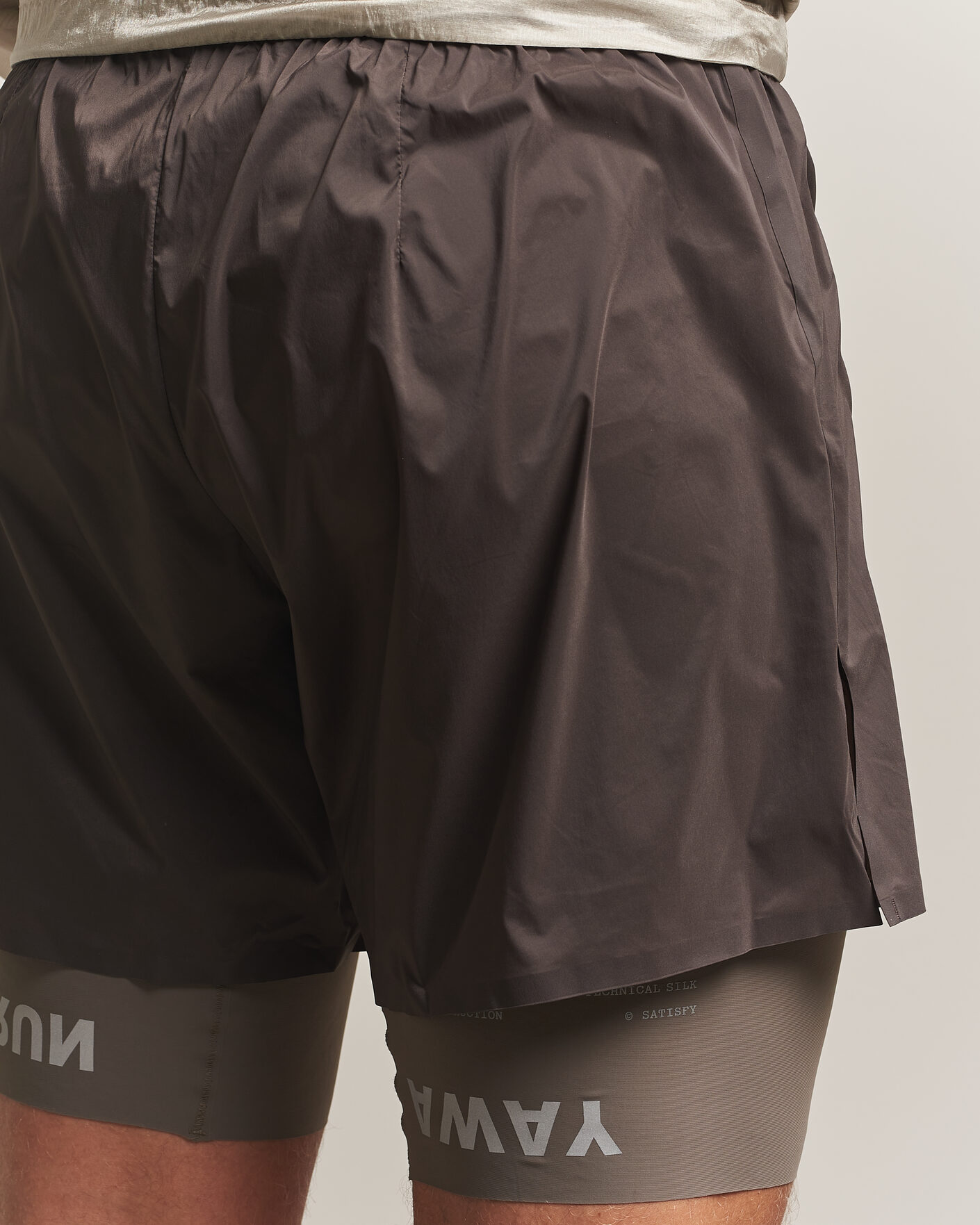 Uomini | Pantaloncini | Satisfy | TechSilk 8 Inch Shorts Quicksand