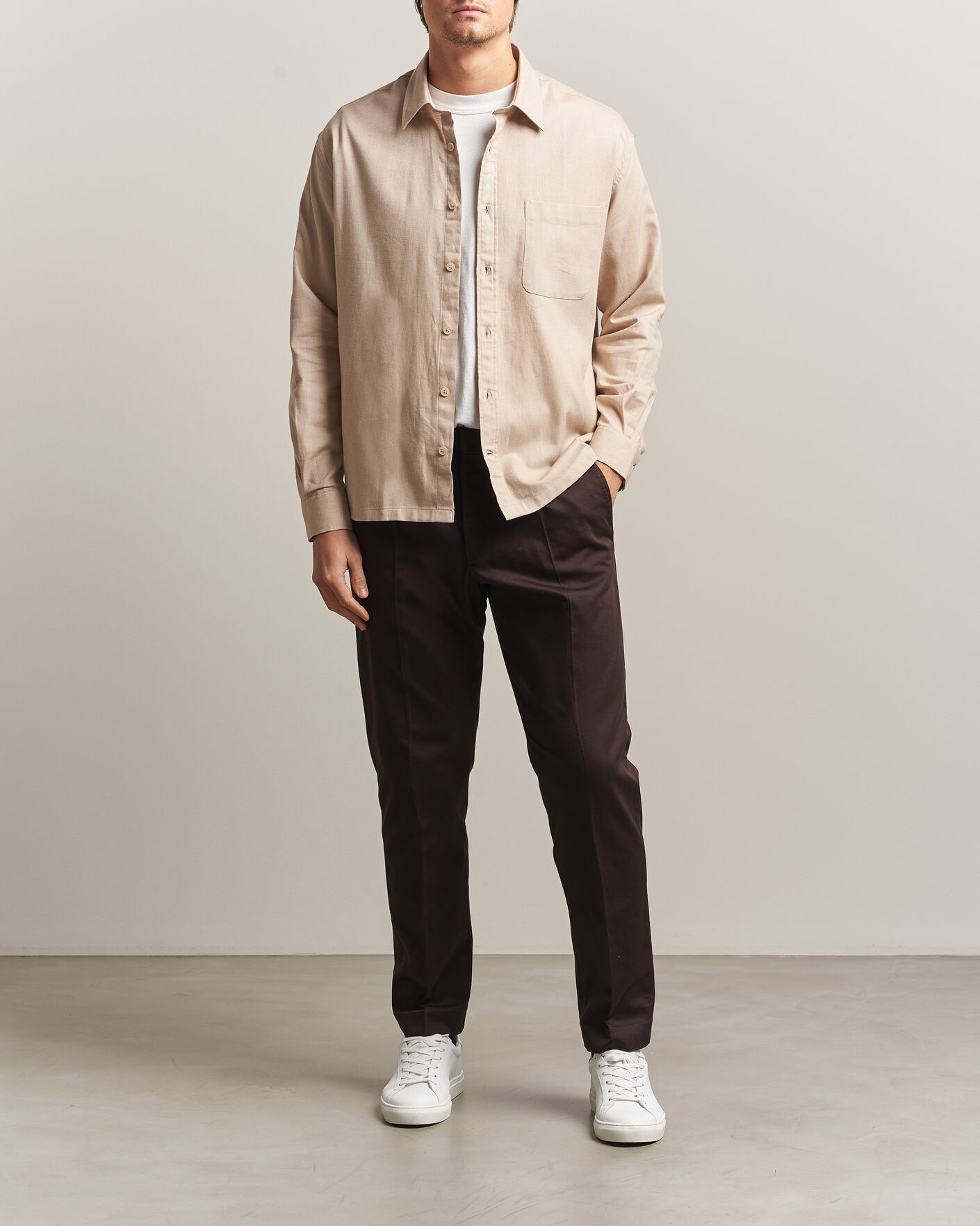 Uomini | Pantaloni | NN07 | Bill Pleated Cotton Chinos Deep Truffle