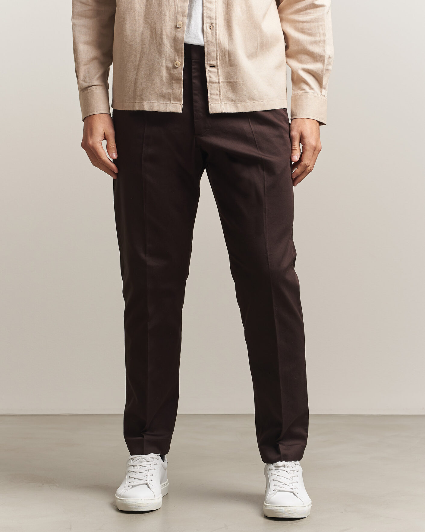 Uomini | Pantaloni | NN07 | Bill Pleated Cotton Chinos Deep Truffle