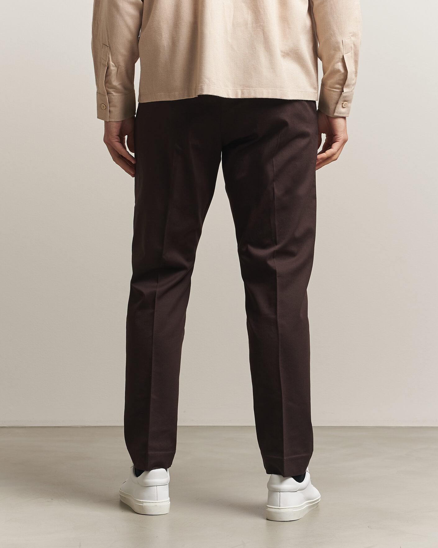 Uomini | Pantaloni | NN07 | Bill Pleated Cotton Chinos Deep Truffle