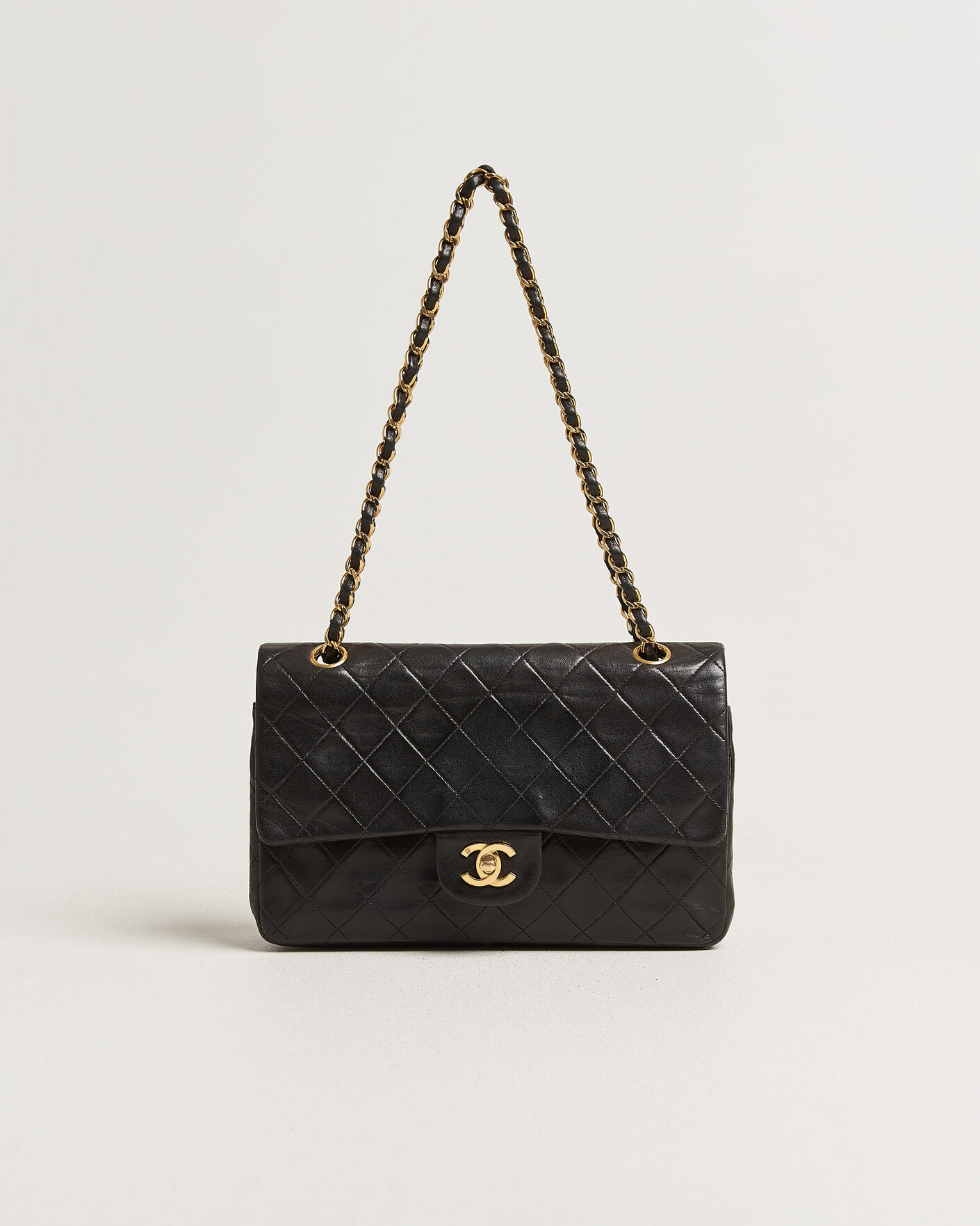Uomini | Pre-Owned & Vintage Bags | Louis Vuitton Pre-Owned | Chanel Pre-Owned Classic Medium Double Flap Bag Lambskin Black