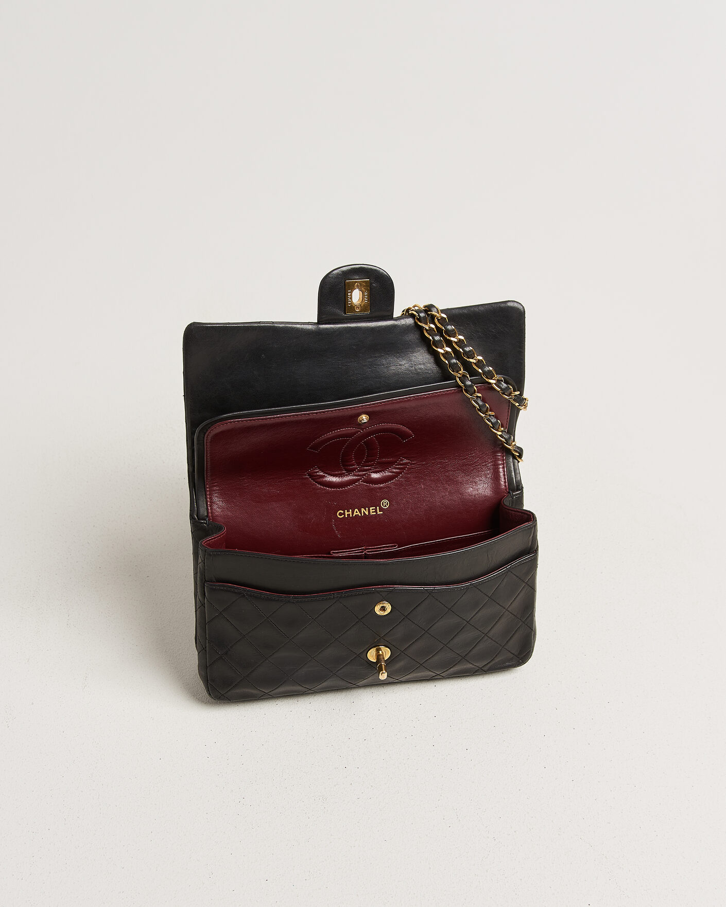 Uomini | Pre-Owned & Vintage Bags | Louis Vuitton Pre-Owned | Chanel Pre-Owned Classic Medium Double Flap Bag Lambskin Black